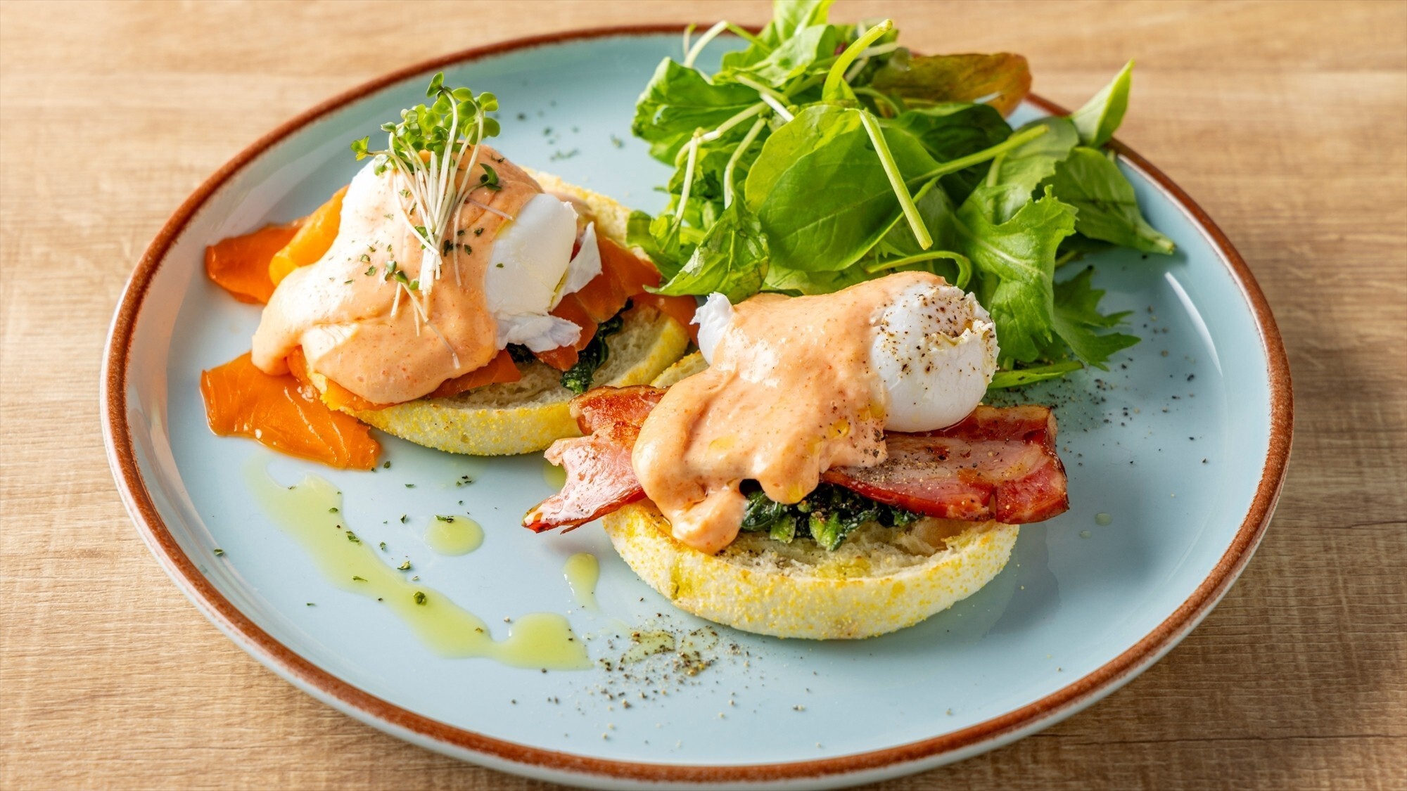 【ブレックファースト】メニュー一例：クリーミーなコクがやみつきのプレミアムエッグベネディクト