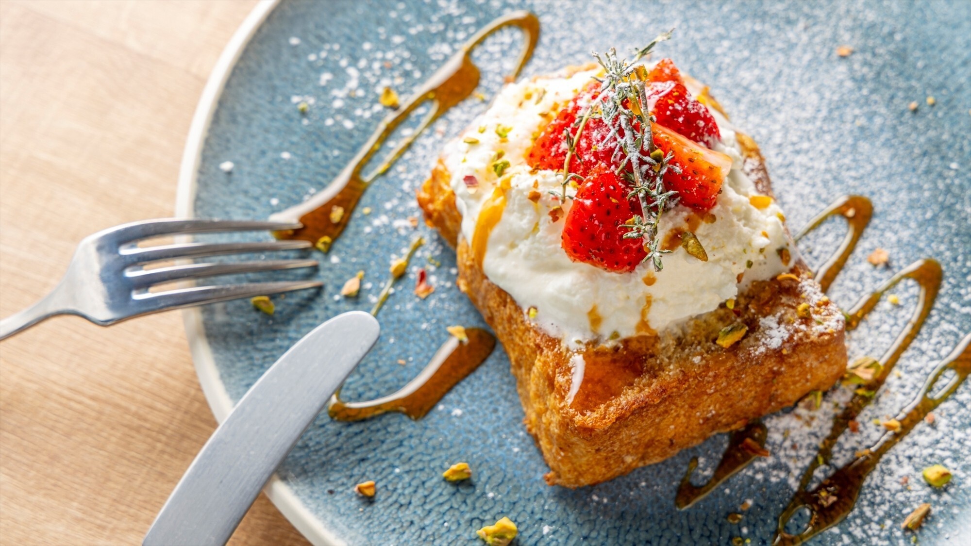 【ブレックファースト】メニュー一例：甘酸っぱい苺とキャラメルのとろける余韻のフレンチトースト