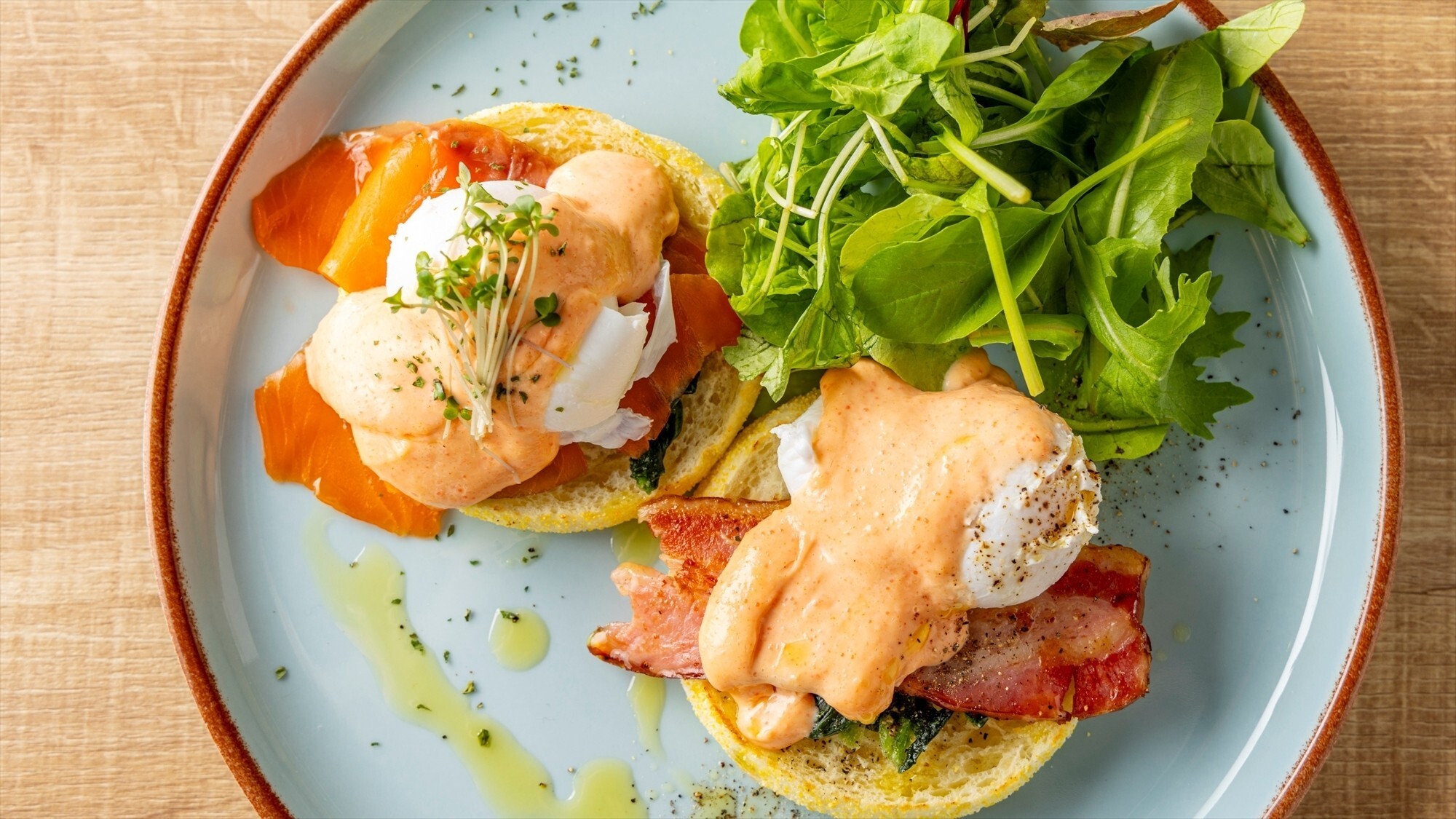 【ブレックファースト】選べる3種類のメインプレート：プレミアムエッグベネディクト　博多明太ソース