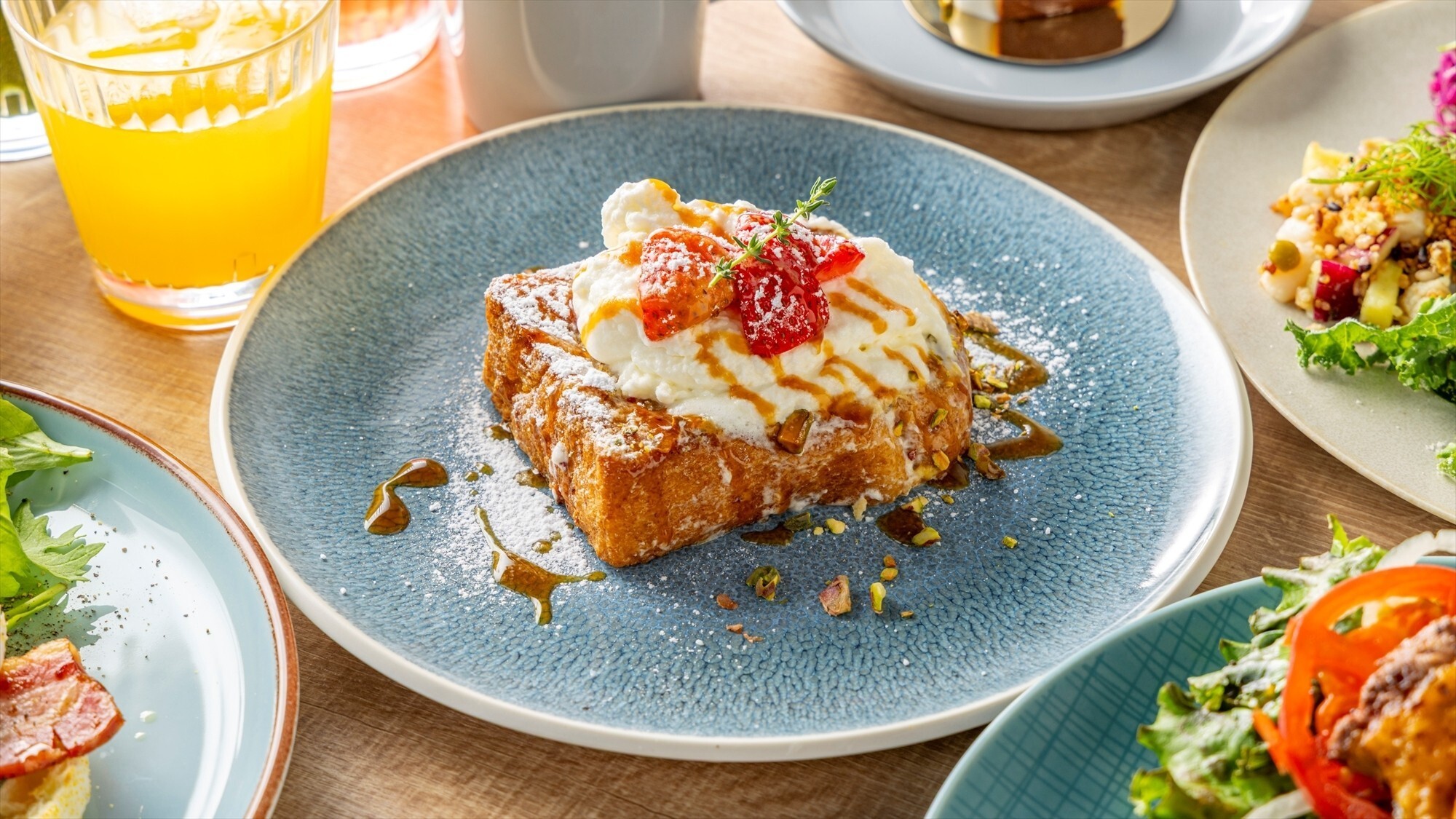 【ブレックファースト】メニュー一例：いちごが贅沢に香る、濃厚キャラメルのフレンチトースト