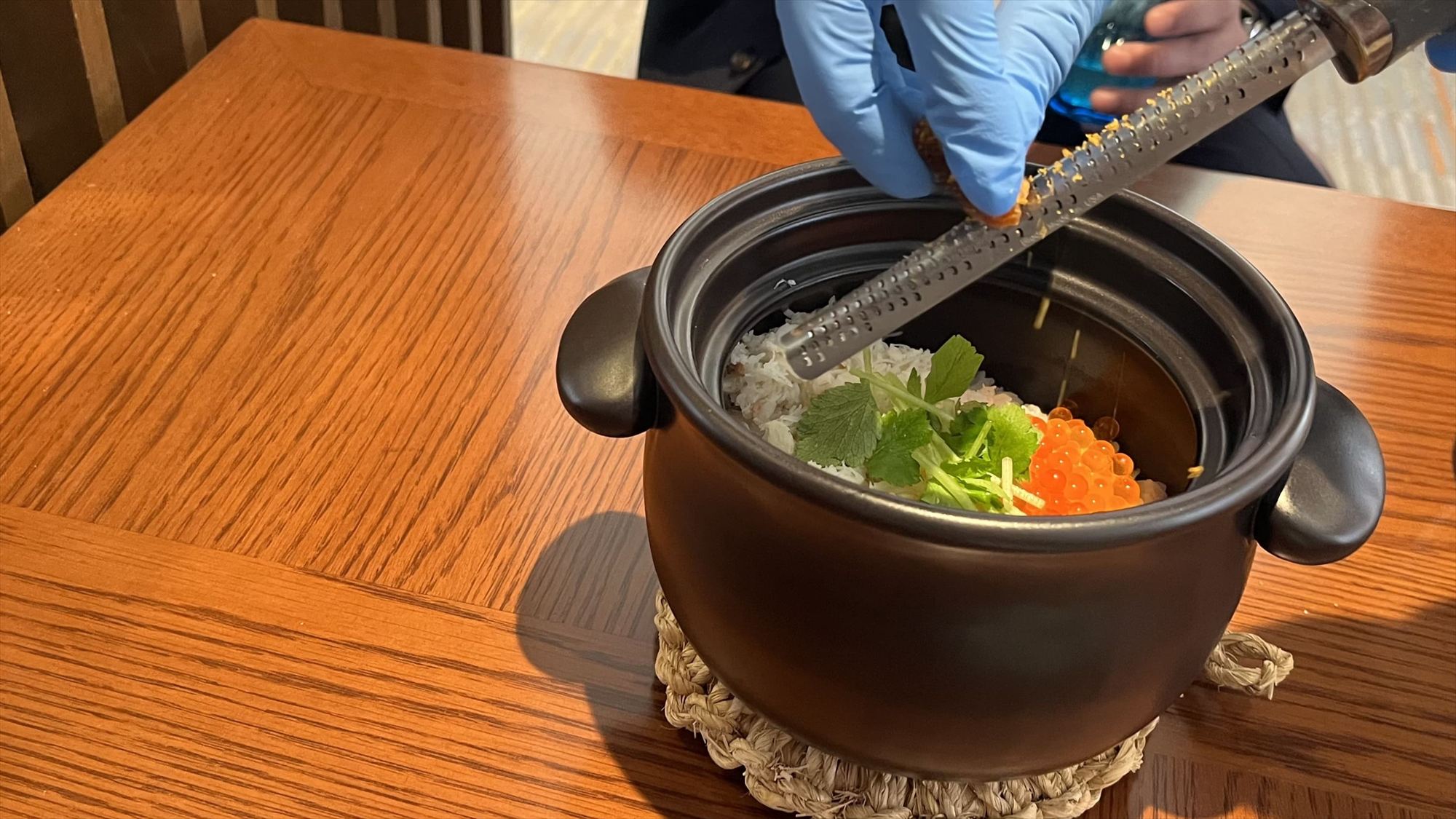 【WTSご朝食】メニュー一例：季節の土鍋（ズワイガニといくら）、仕上げにカラスミを添えて　※イメージ