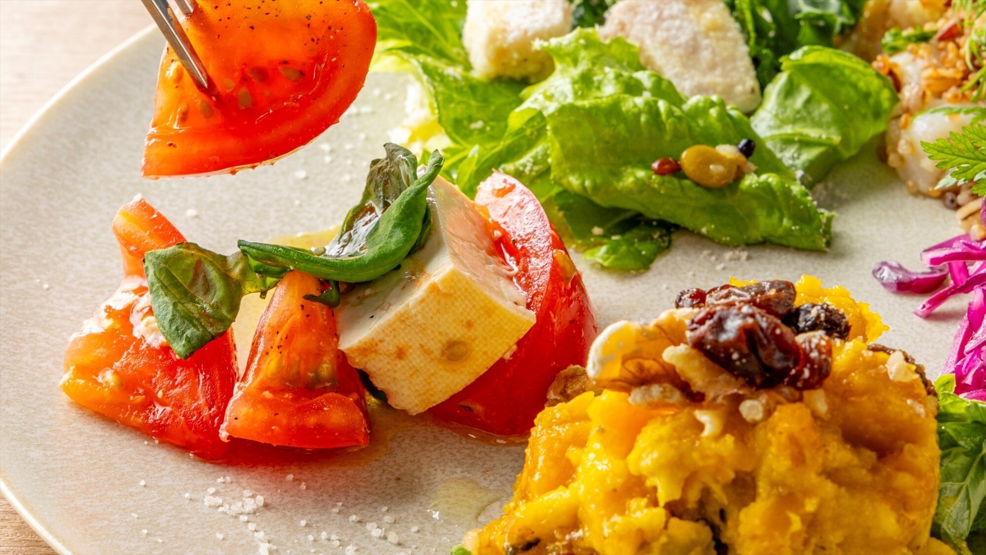 【ブレックファースト】メニュー一例：新鮮な野菜とスーパーフードを合わせた身体が喜ぶウェルネスプレート