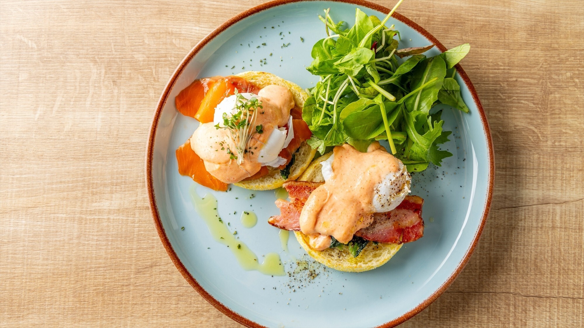 【ランチ】メニュー一例：プレミアムエッグベネディクト　博多明太ソース