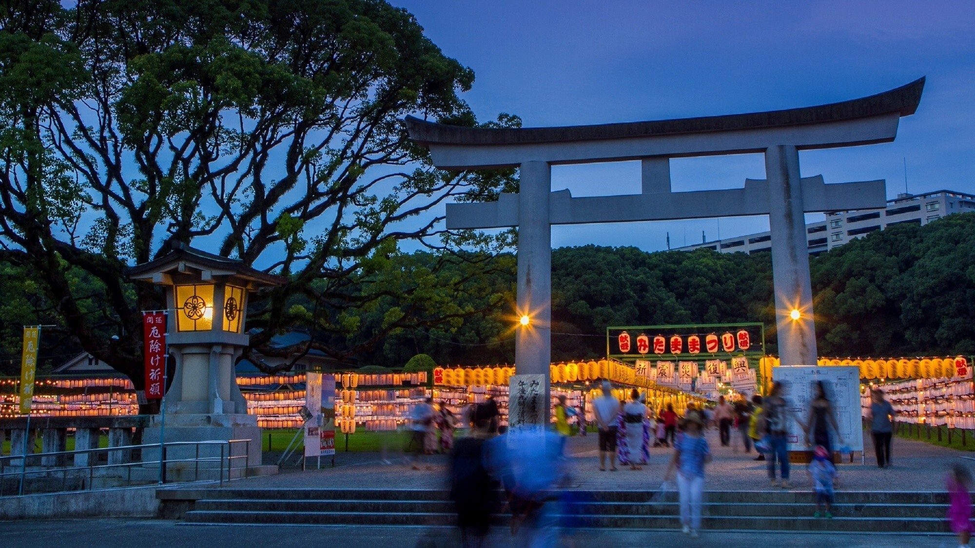 周辺観光/【福岡縣護国神社（夏）】3万を超える献灯のみたたまつりは7月中旬・お盆