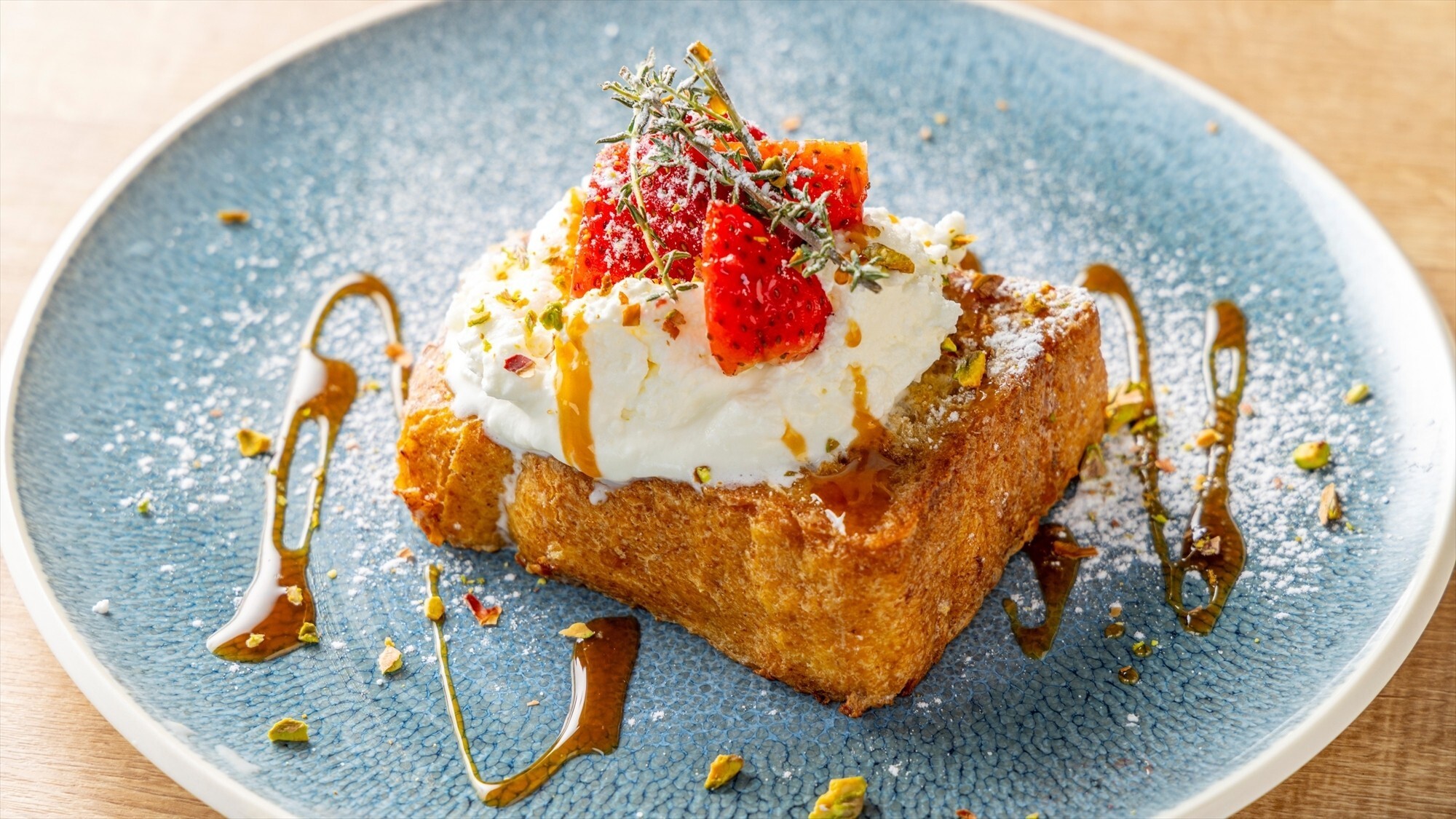 【ランチ】メニュー一例：いちごとキャラメルのフレンチトースト