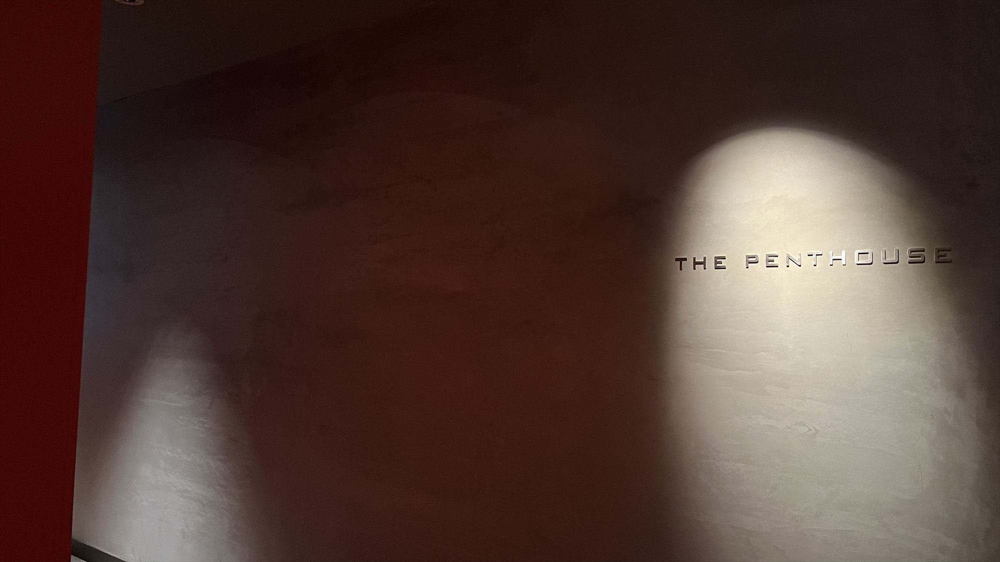 【WTSご朝食】 1Fフロントスタッフが、ラウンジへご案内いたします。