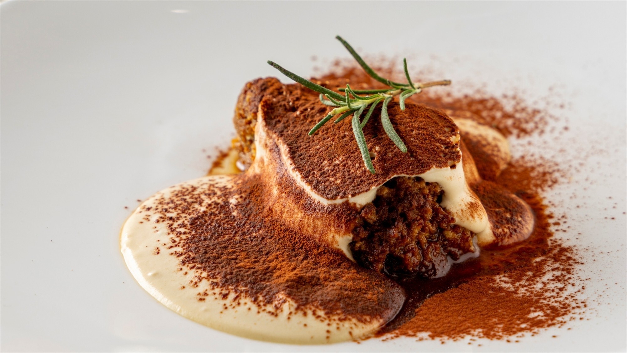 【ディナー】メニュー一例：ゲイシャコーヒーの華やかな香りが広がる、香り高い大人の上質なティラミス