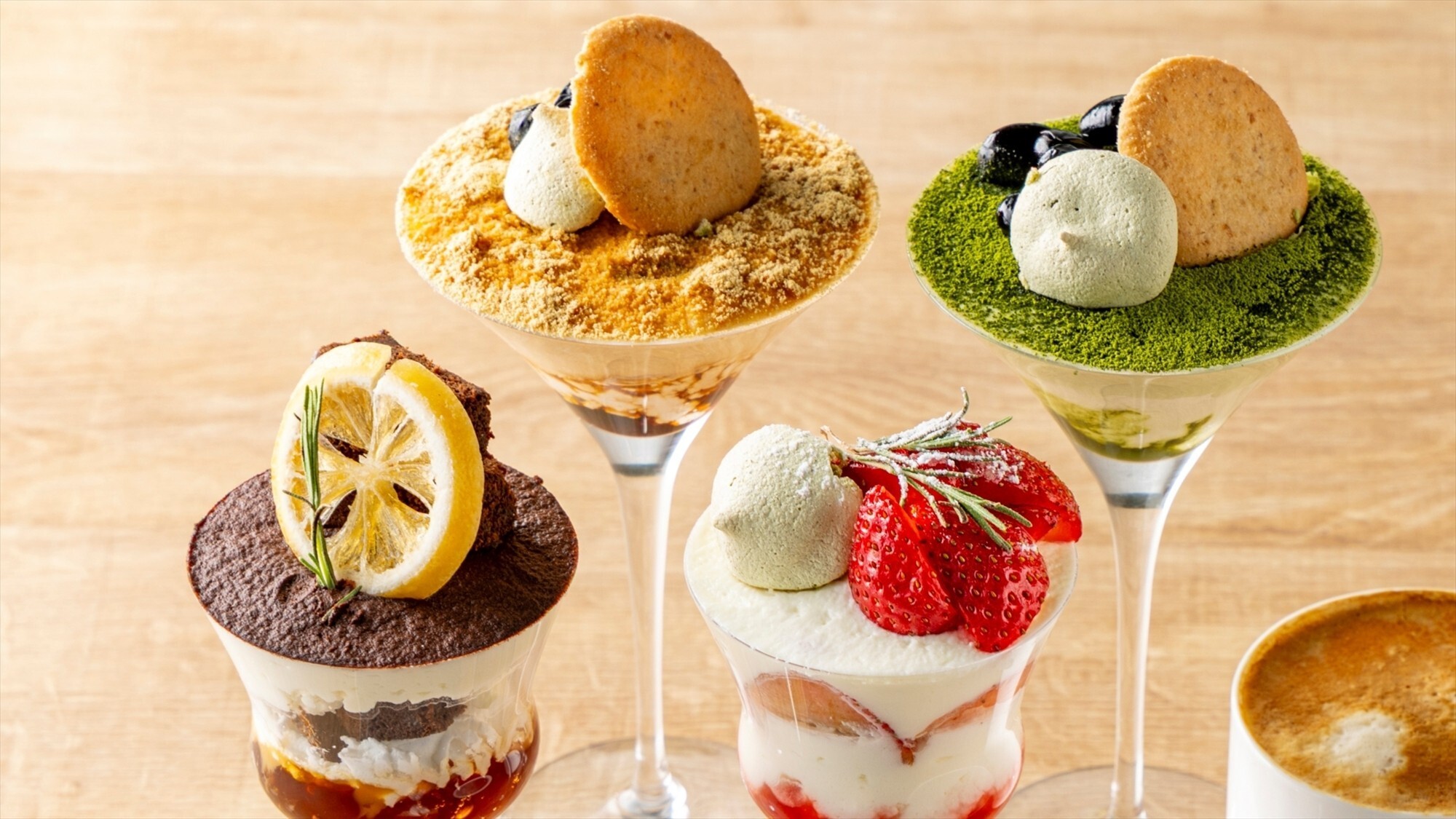 【バー】メニュー一例：それぞれの素材が主役となる、彩り豊かなパフェセレクション　※イメージ