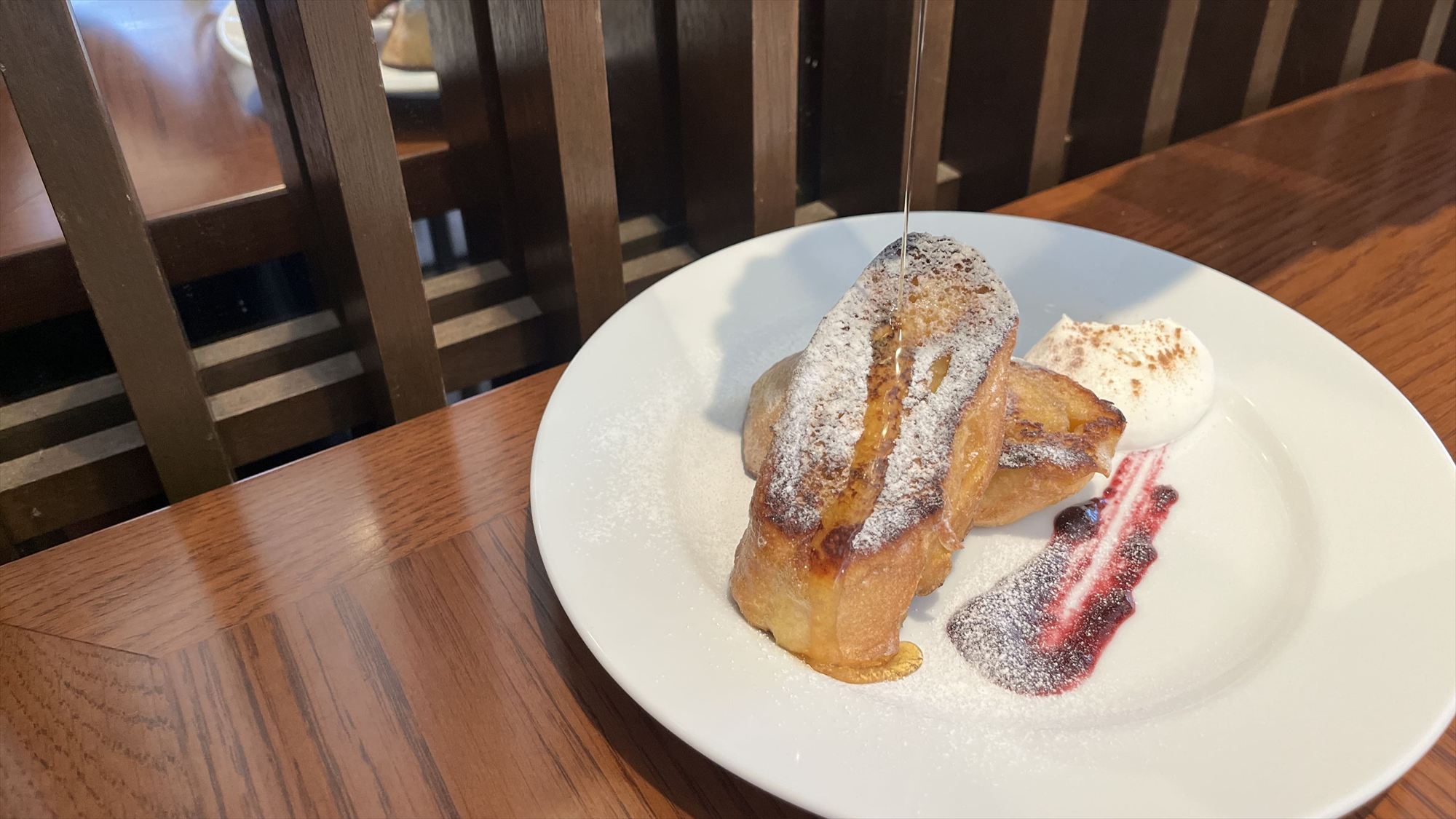 【WTSご朝食】メニュー一例：フレンチトースト、お好みでメイプルシロップを