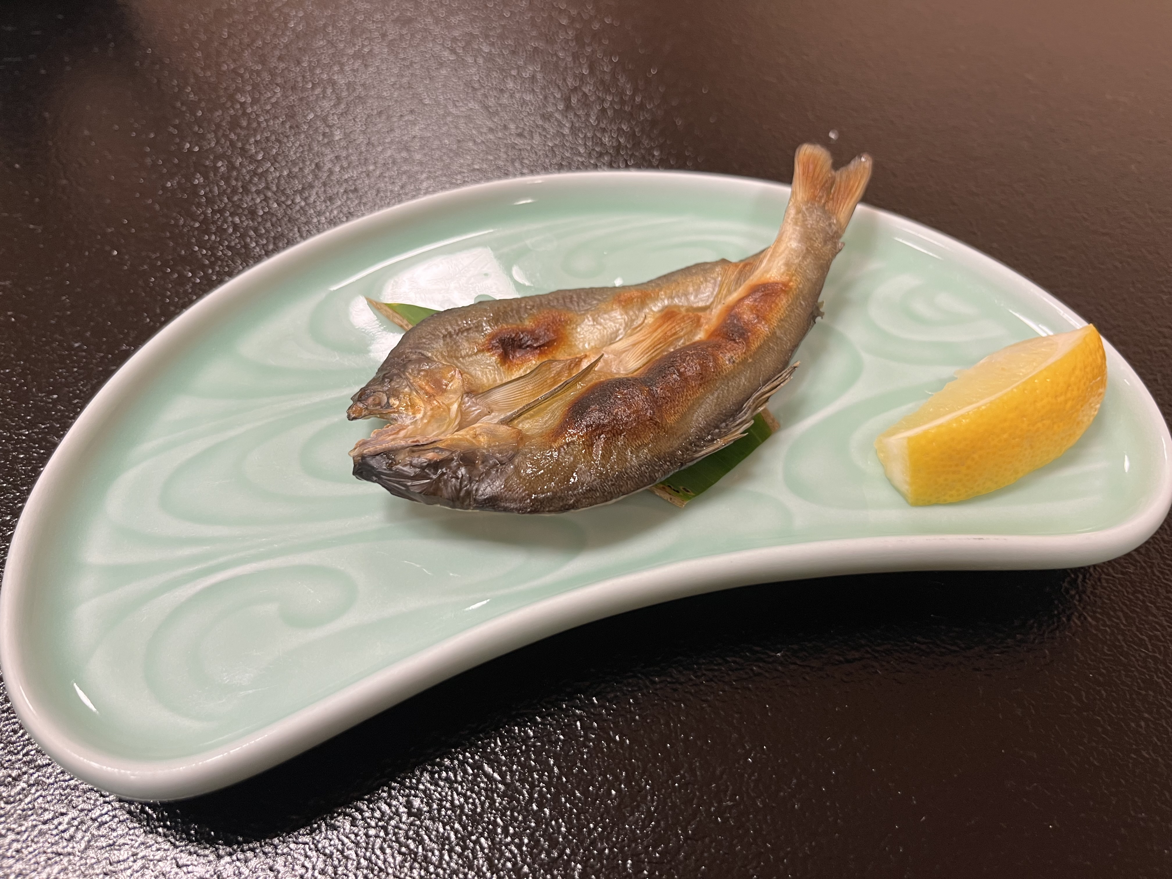 朝食一例／ふっくら炊き上がっ たごはんに、御飯のお供やサラダ、名 物鮎の一夜干などの和食膳をご用意