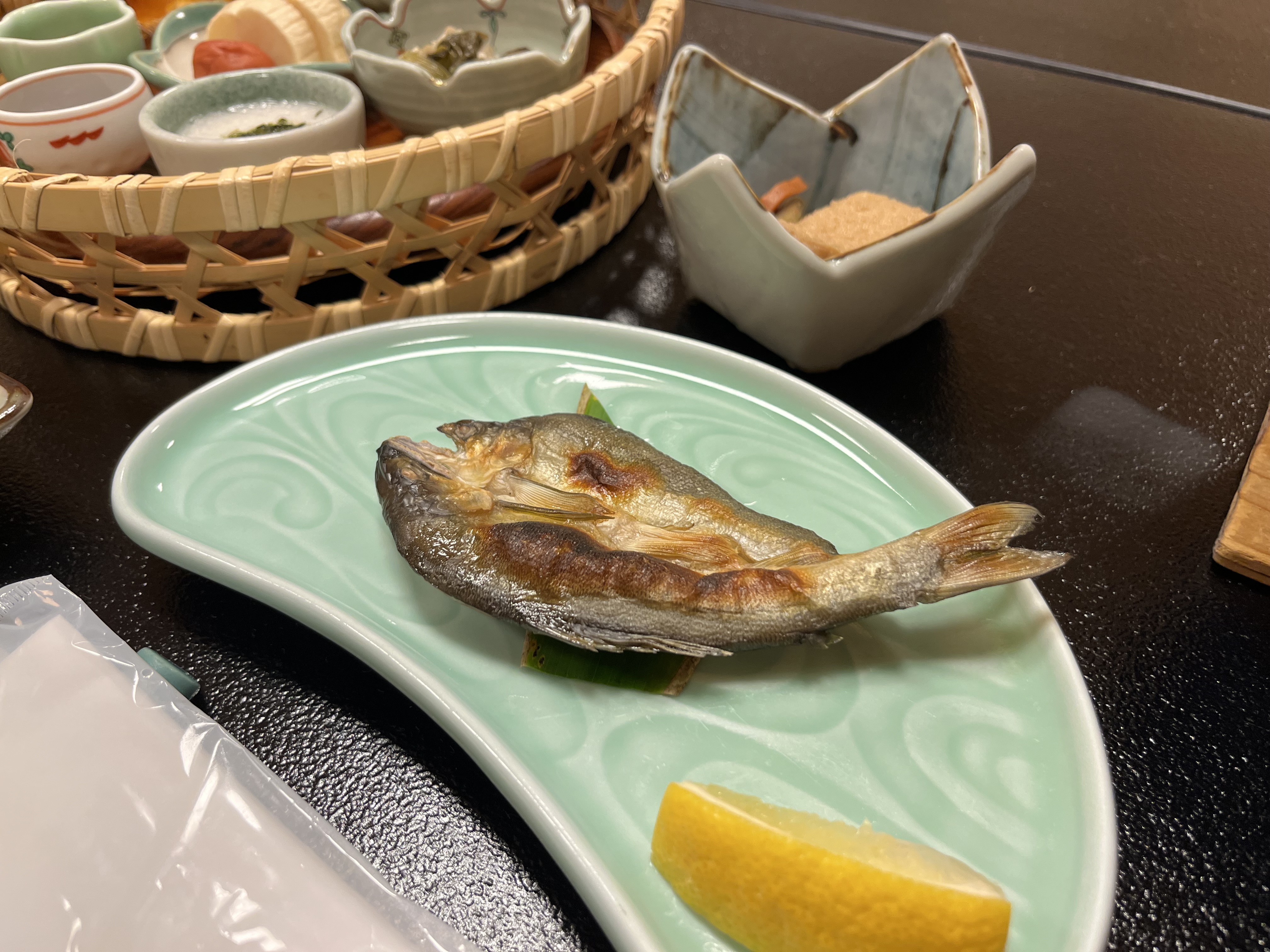 朝食一例／ふっくら炊き上がっ たごはんに、御飯のお供やサラダ、名 物鮎の一夜干などの和食膳をご用意