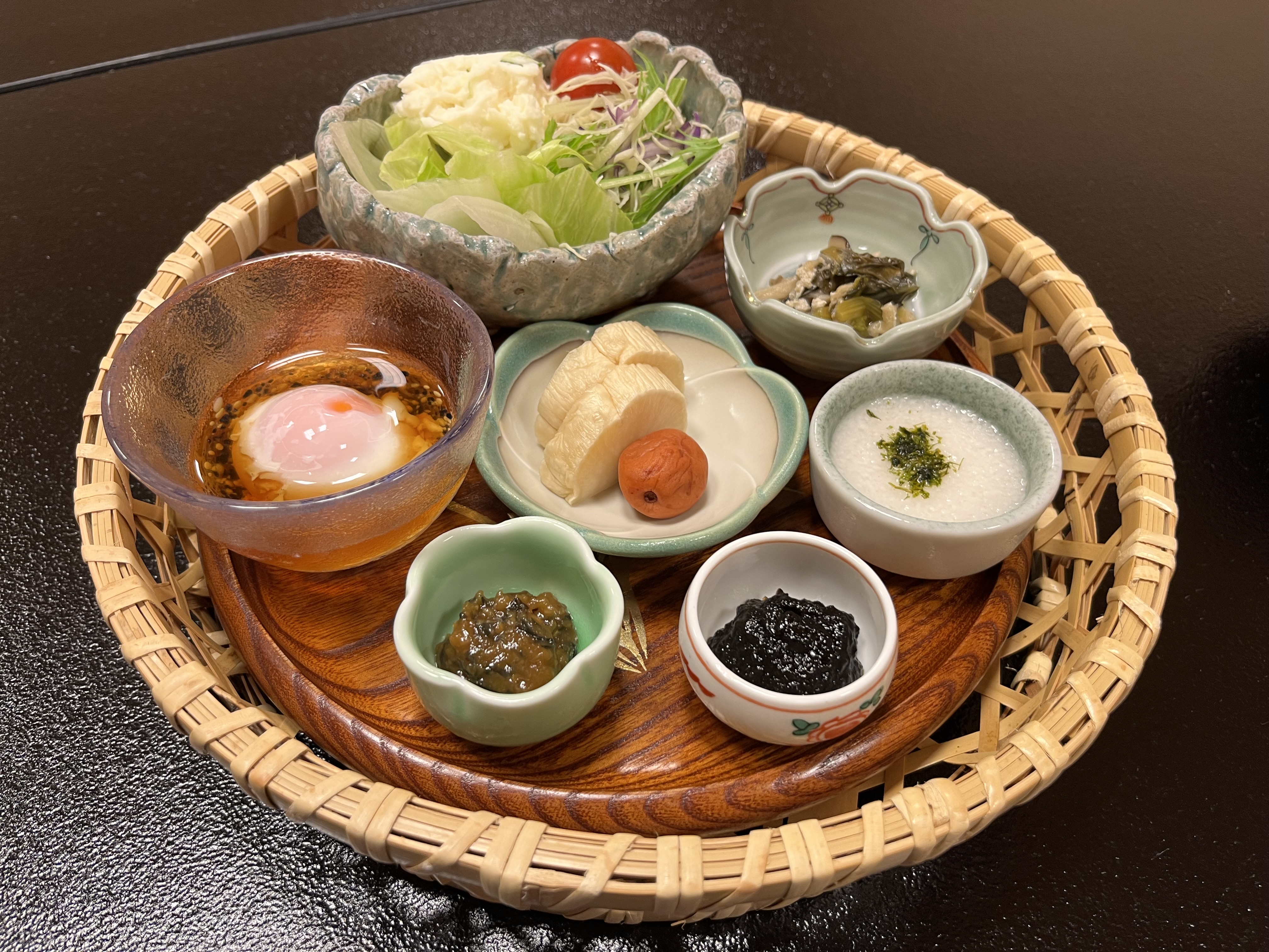 朝食一例／ふっくら炊き上がっ たごはんに、御飯のお供やサラダ、名 物鮎の一夜干などの和食膳をご用意