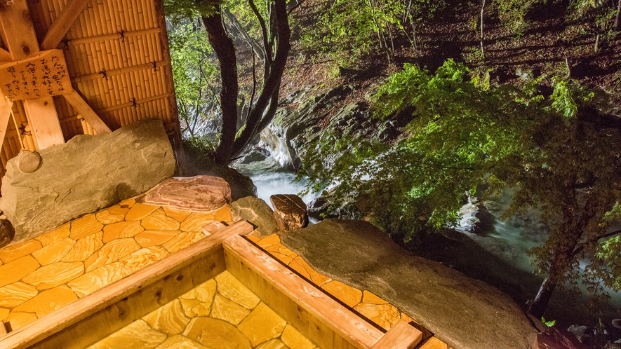 *1階宝泉の湯（木風呂・夜）目の前に渓流が流れ、朝とは又違った渓谷美と温泉を堪能できます