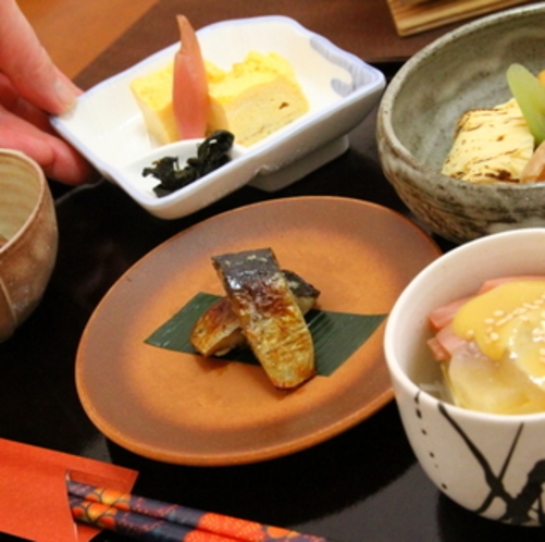 素材にこだわり、新潟の味を朝食からお届けします。ご飯は地元鹿瀬のコシヒカリ