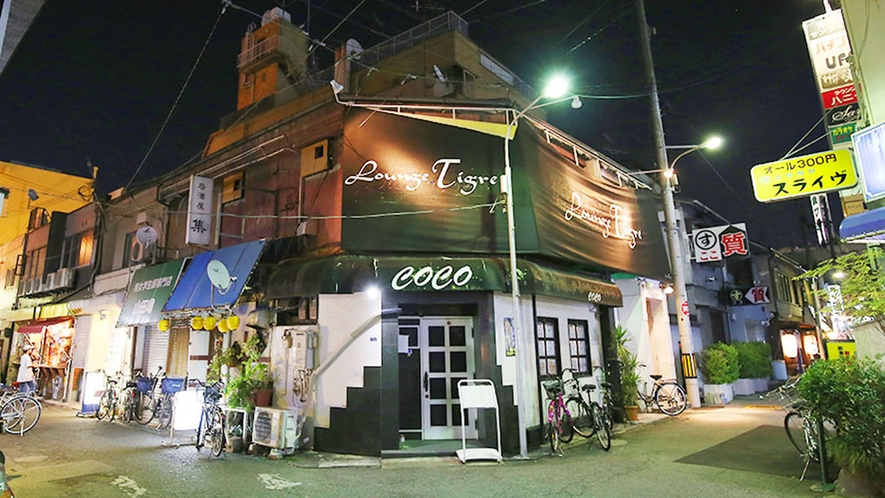 ・施設周辺　夜も飲食店街は賑わいます