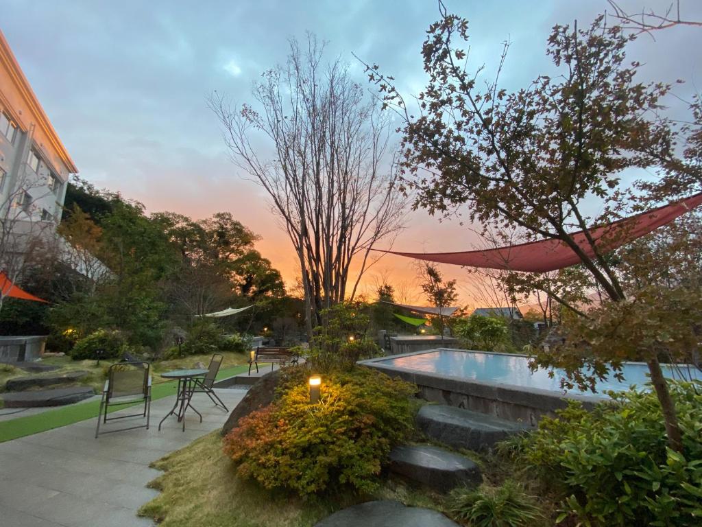 【庭園露天風呂】夕日に染まる、心までオレンジ色に