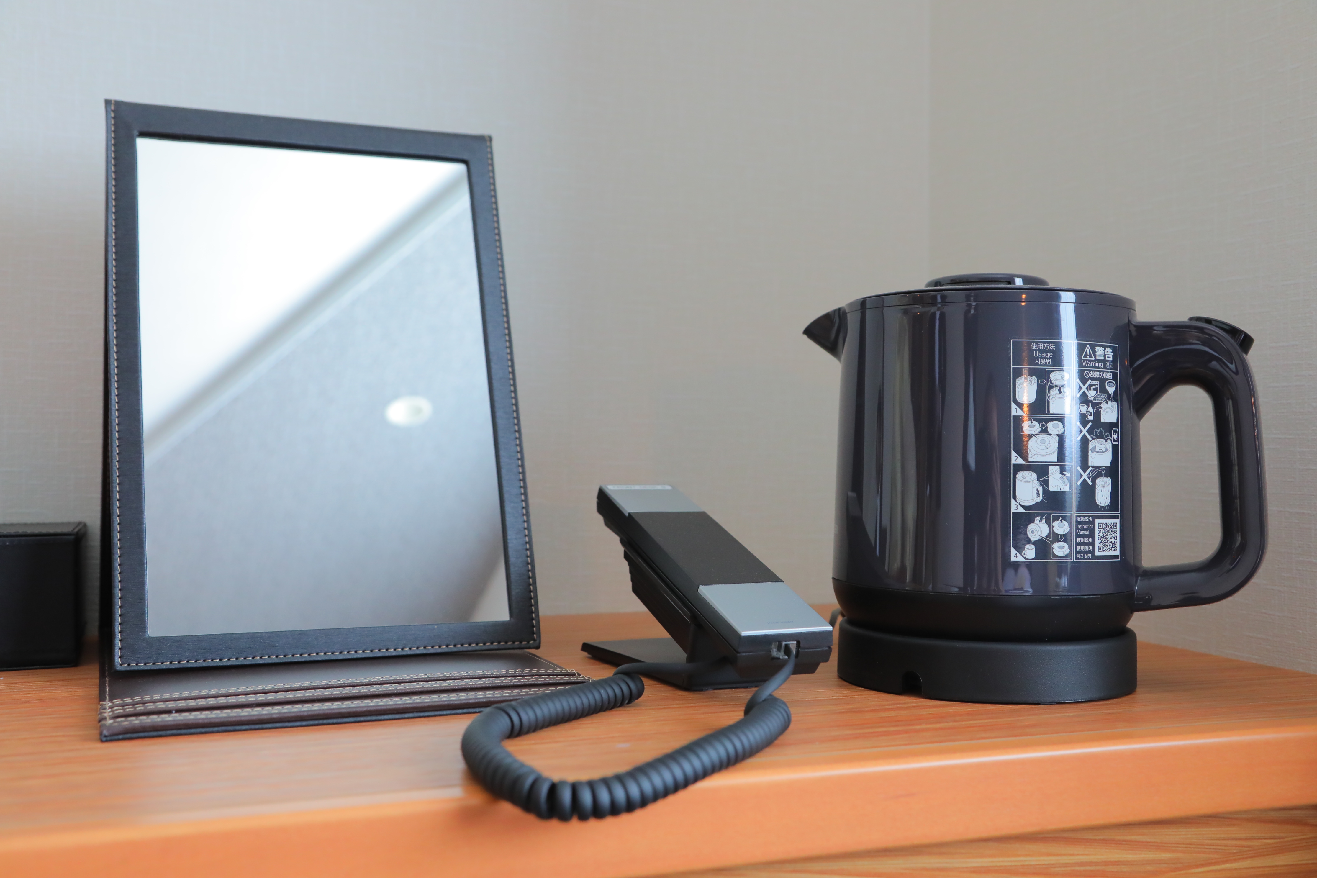 【客室設備】ケトル・卓上ミラー