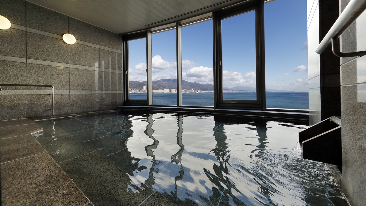 琵琶湖を一望できる地上28ｍの展望浴場