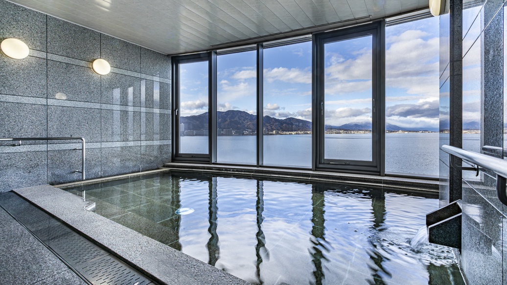 「展望浴場」開放感にあふれた窓からは、穏やかな琵琶湖や比良・比叡の山々が一望できます