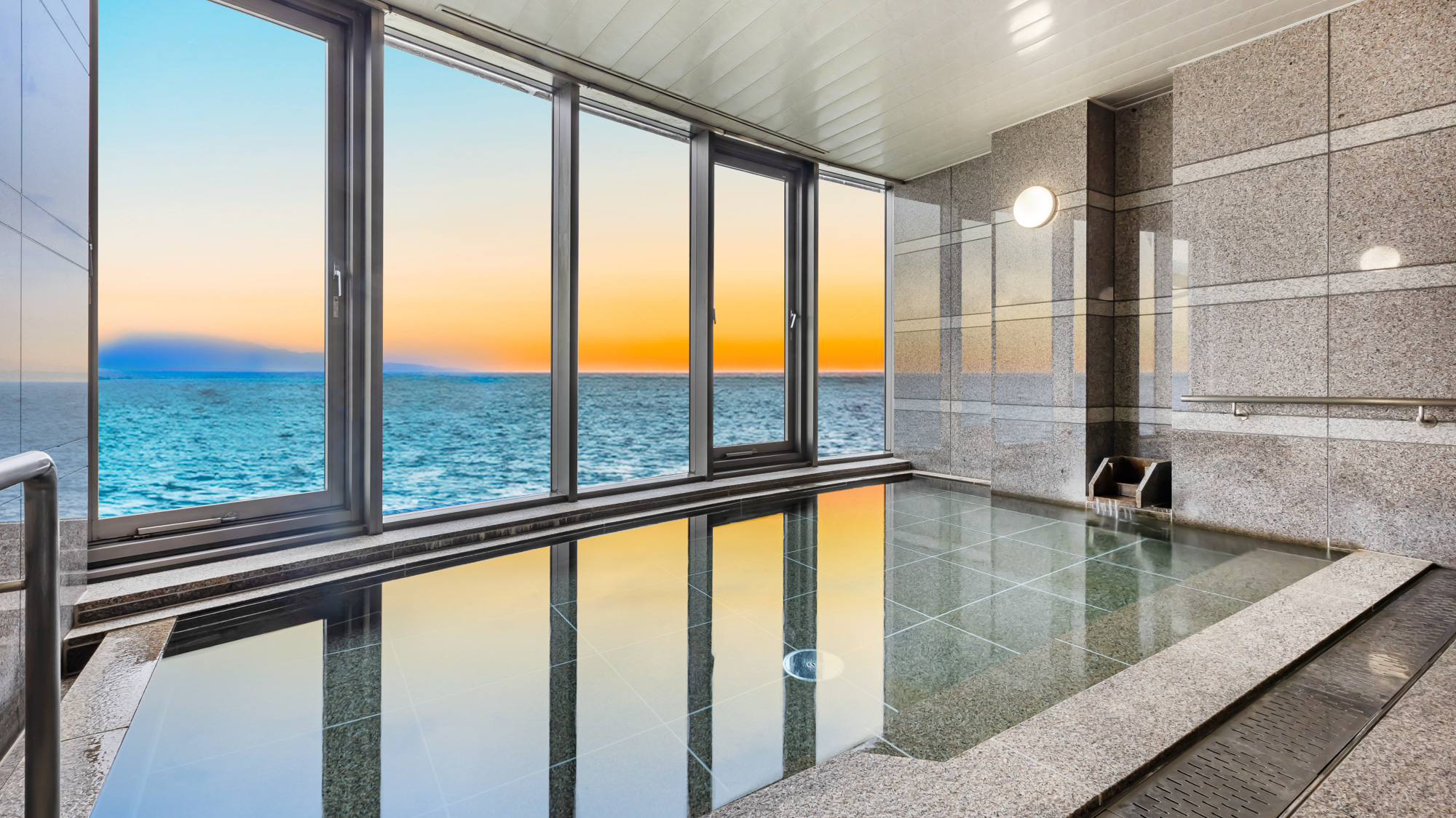 窓一面に広がる琵琶湖を眺めながら入れる展望風呂。時間帯によって移ろう湖の景色に包まれて。