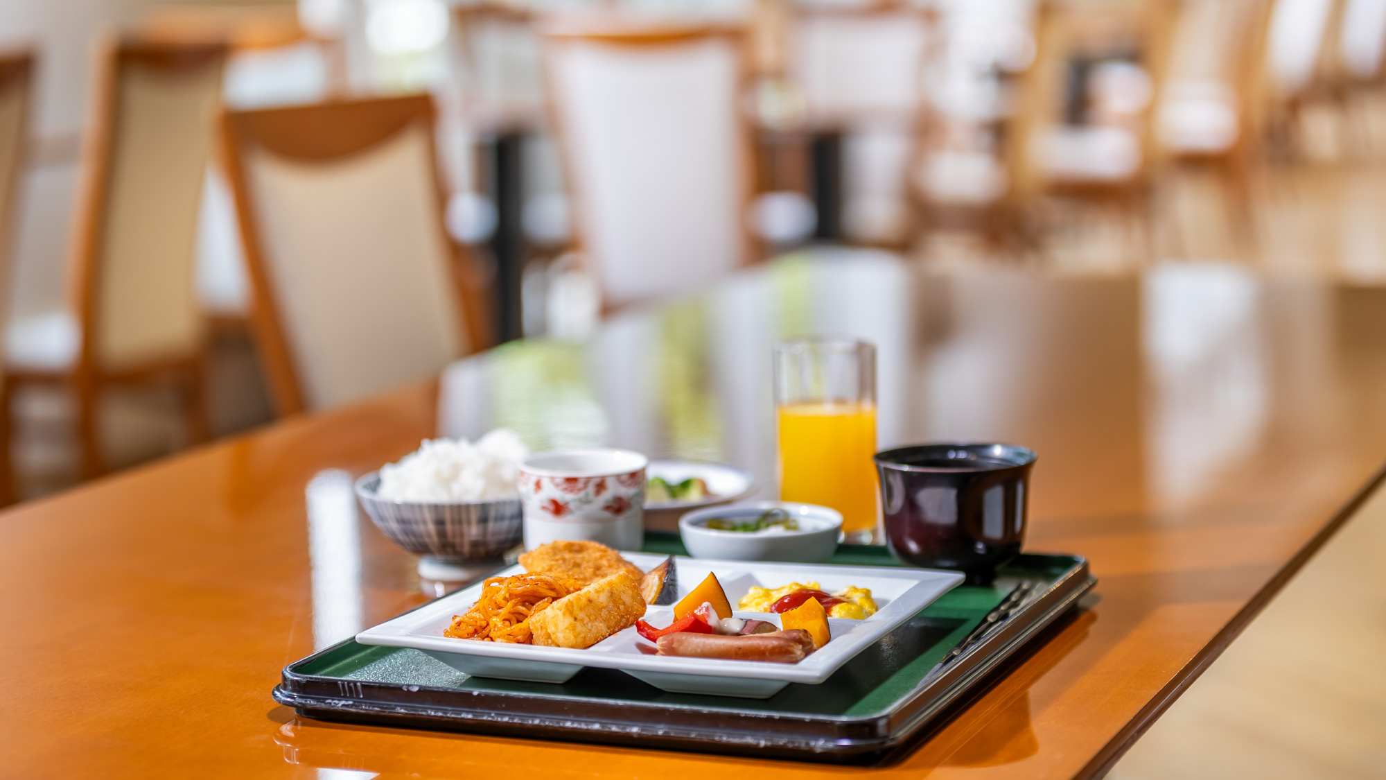 和洋豊富にそろった朝食メニュー。湖畔の光あふれるレストランで爽やかな一日の始まりを迎えられます。