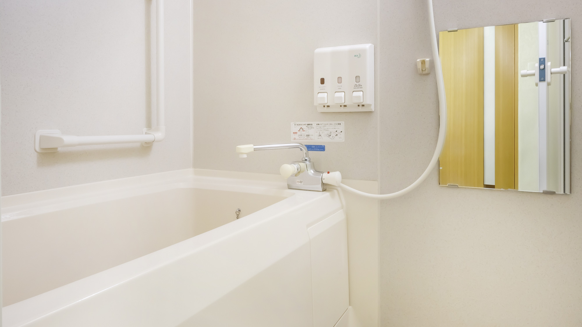 和室ハリウッドツインのバスルーム。シンプルで清潔感がありリフレッシュできます。