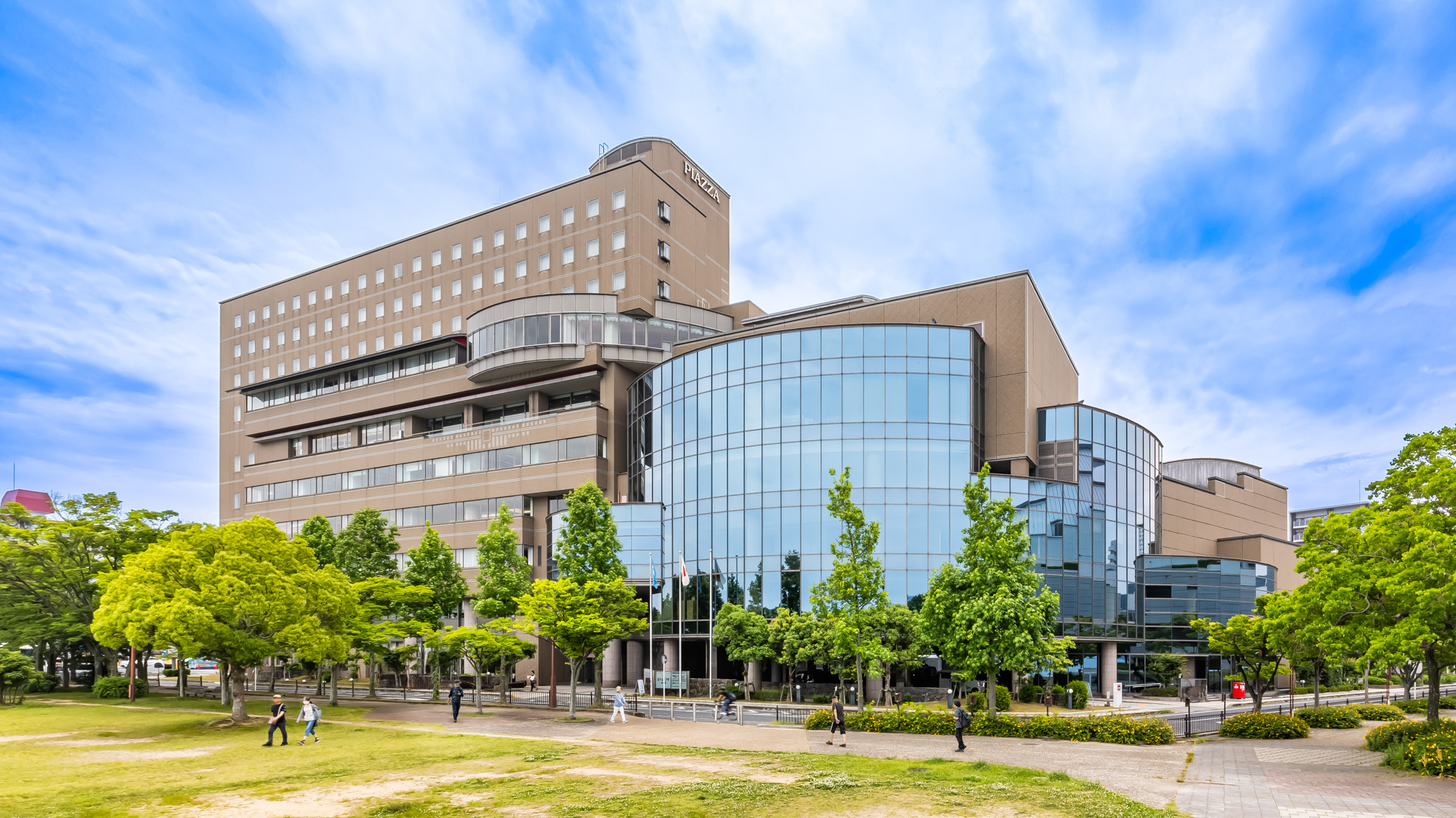 湖畔に佇む存在感ある外観で、観光やビジネスの拠点として便利な立地です。