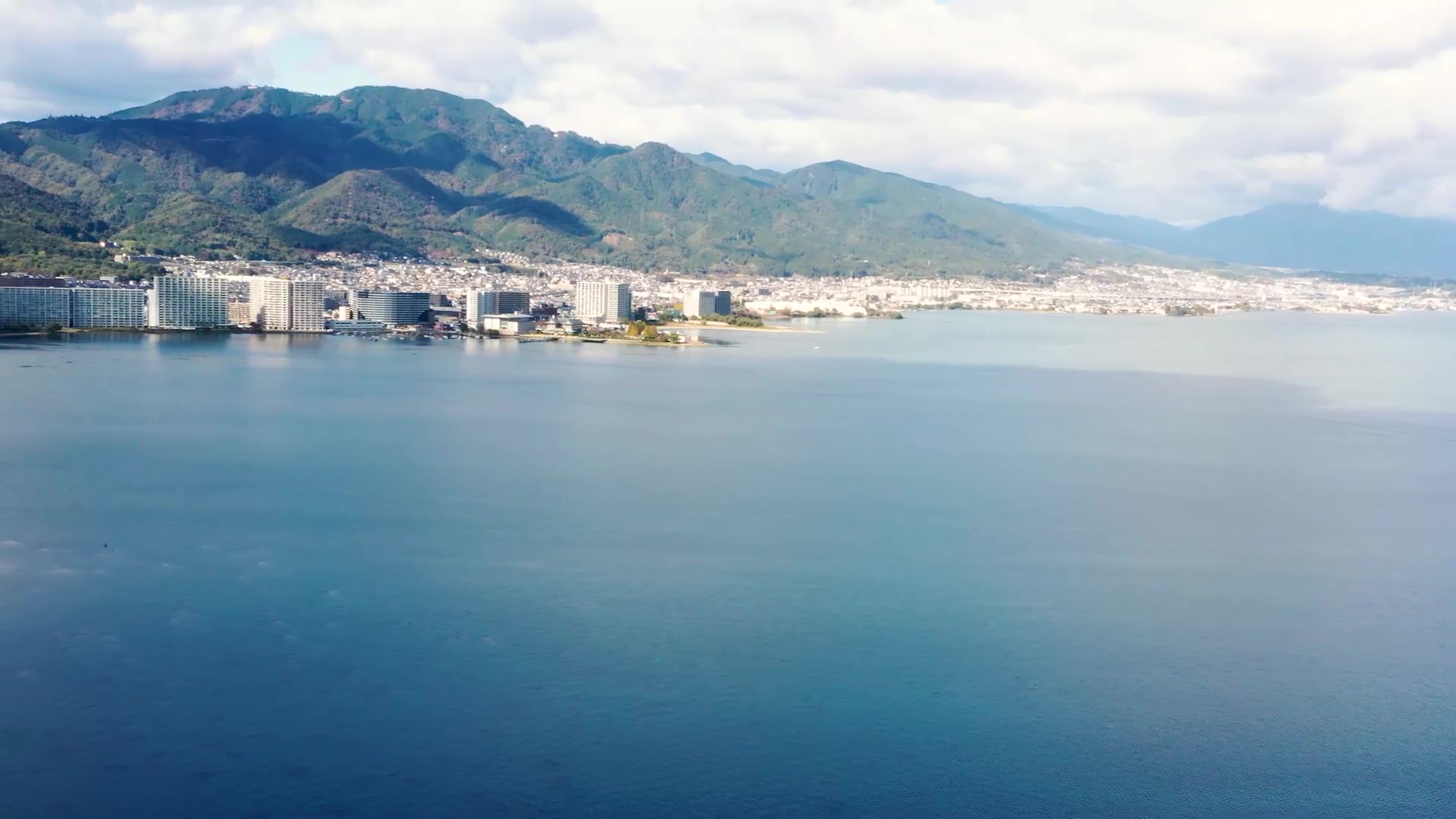 水辺に映る光と空のグラデーション。時間が止まったような美しさ。