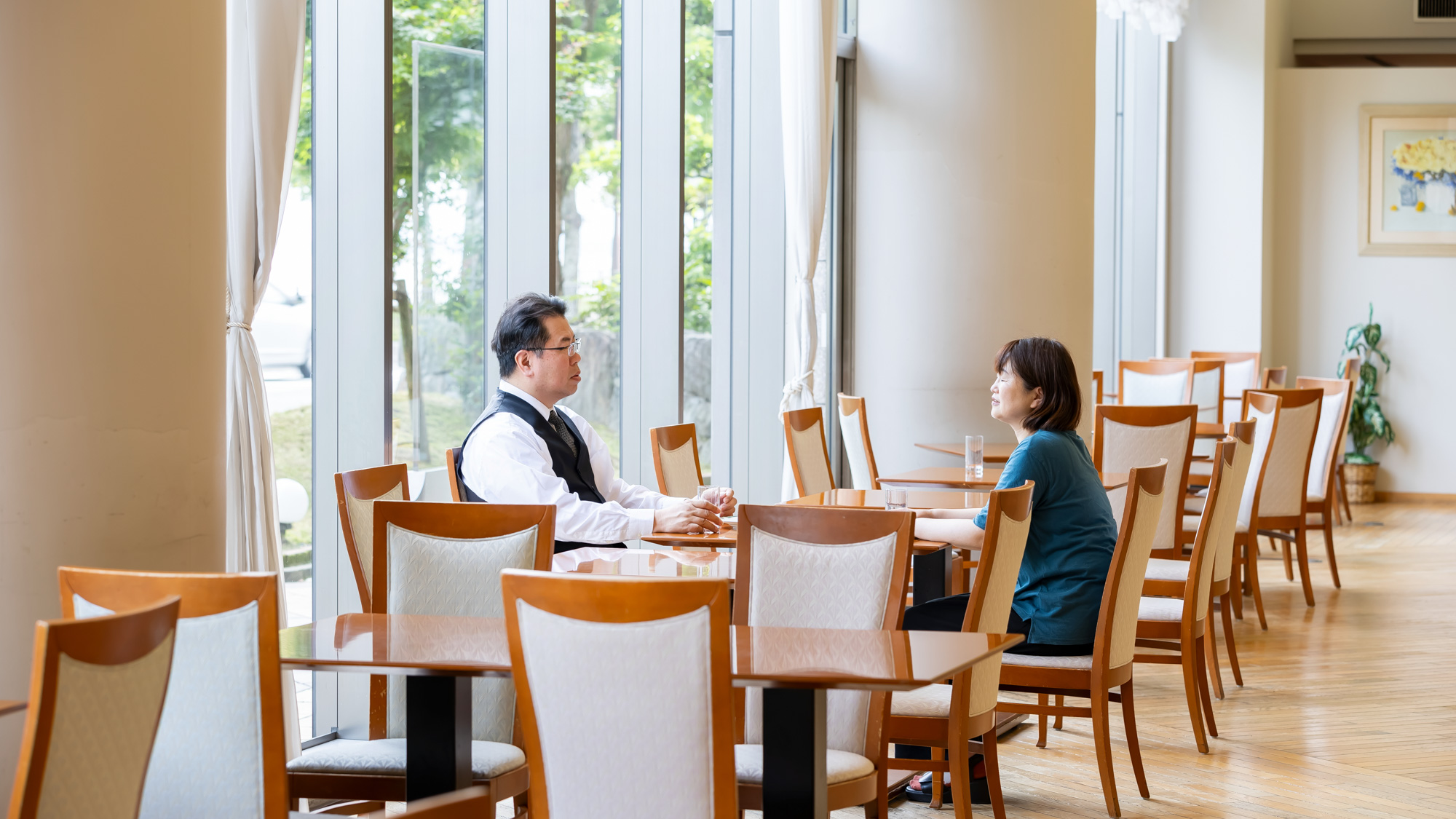 びわ湖を望む窓辺の朝食会場。大きな窓から光が差し込み、ゆったりとした朝のひとときを。