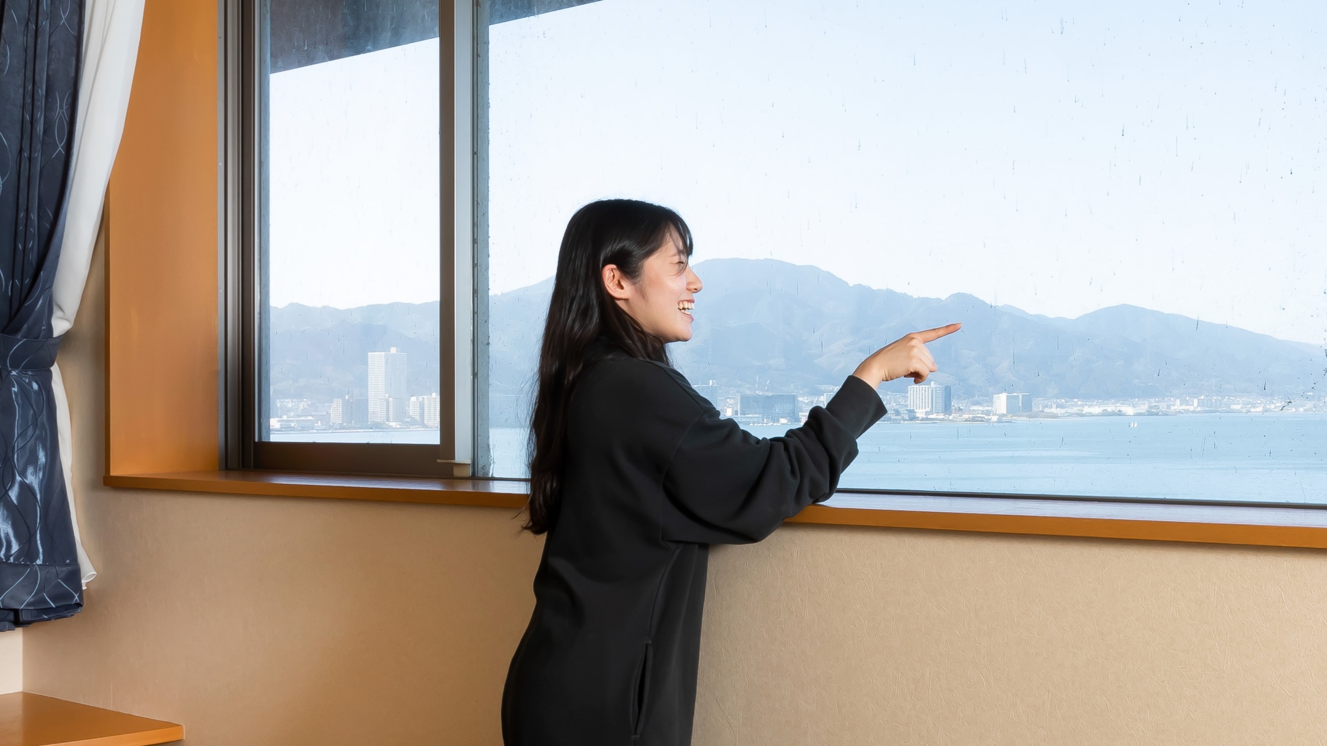 会話も弾む景色。動きを止めない琵琶湖の眺望は飽きることがありません。