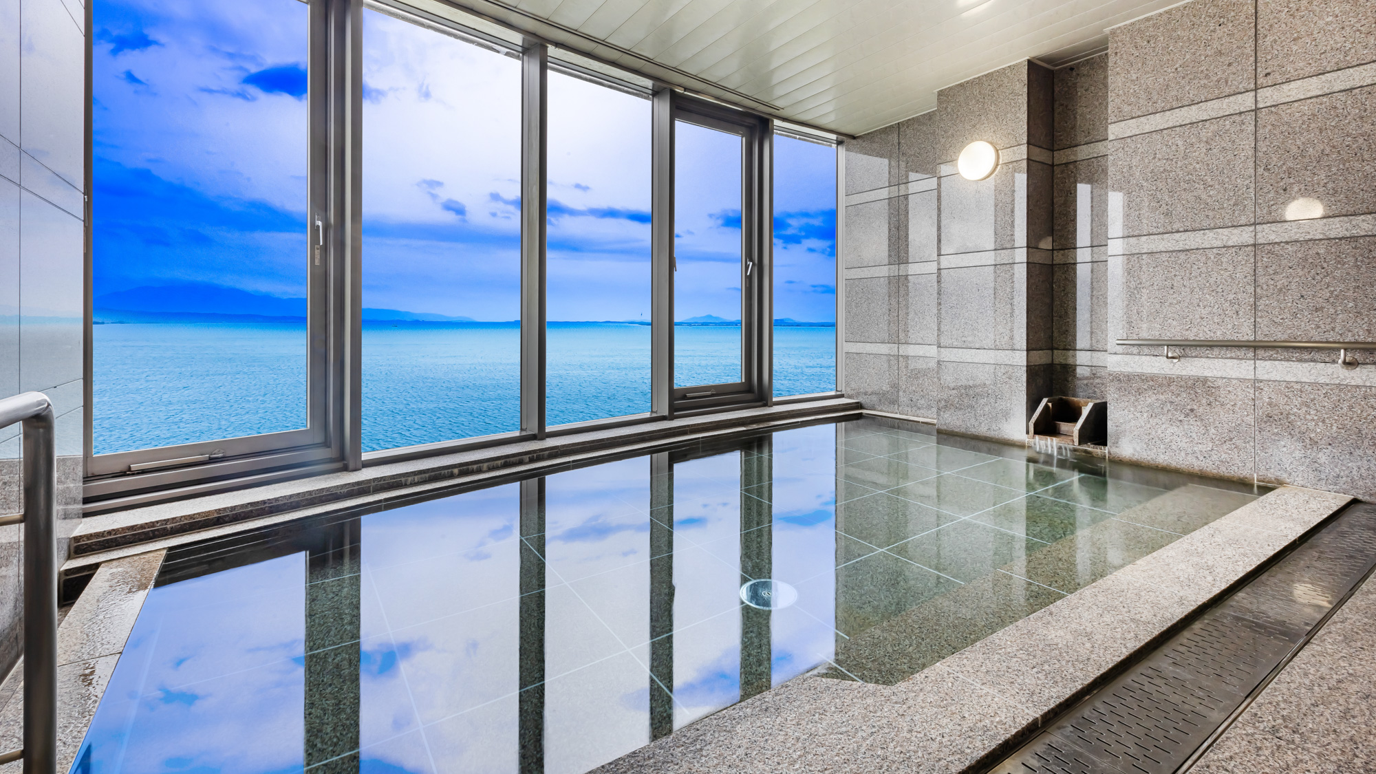 朝の澄んだ空気と湖の景色に包まれて、心も体もすっきりと整う特別な朝風呂を楽しめます。