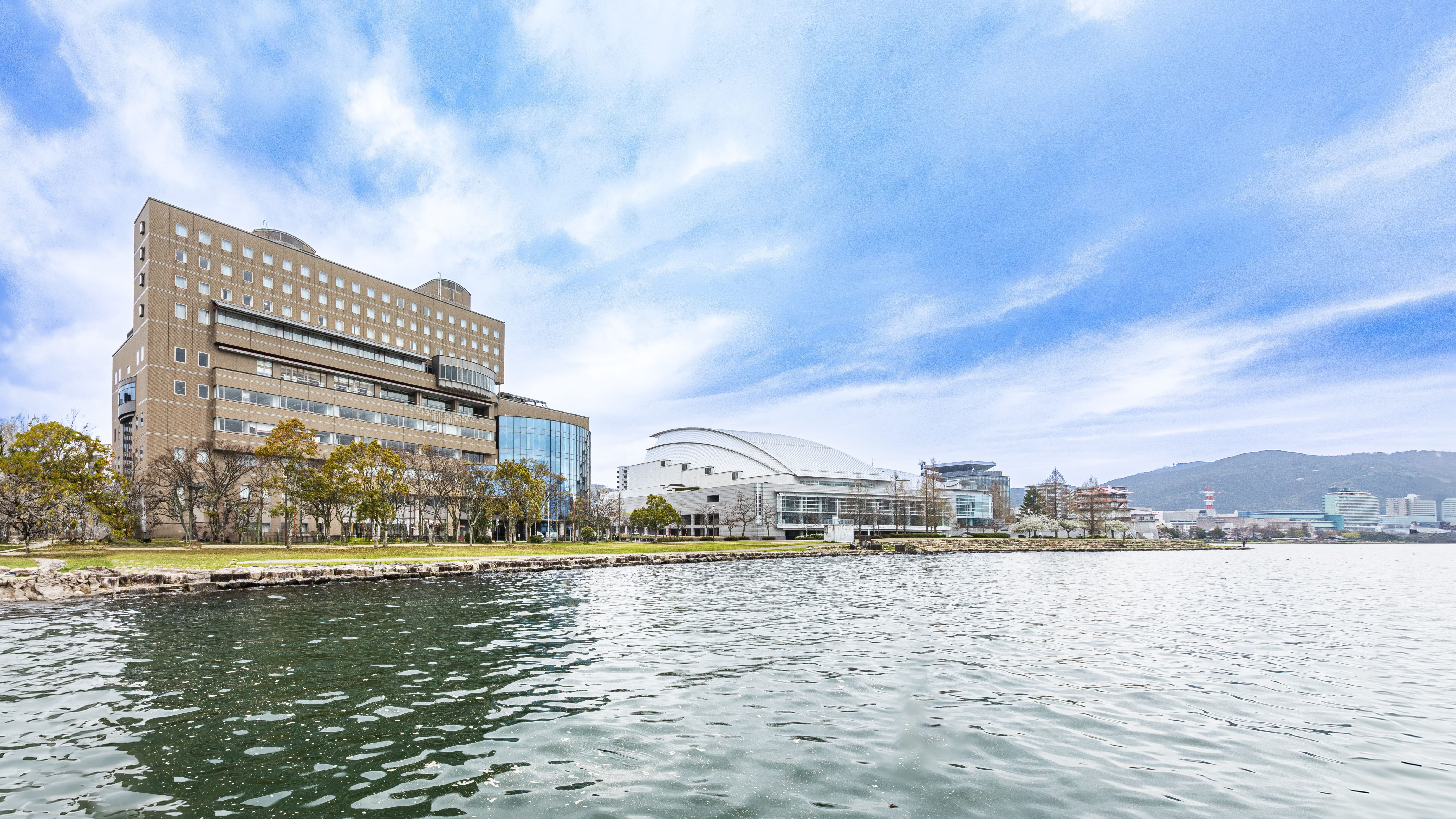 時間で表情を変える琵琶湖の景色はまるで絵画のような眺望。