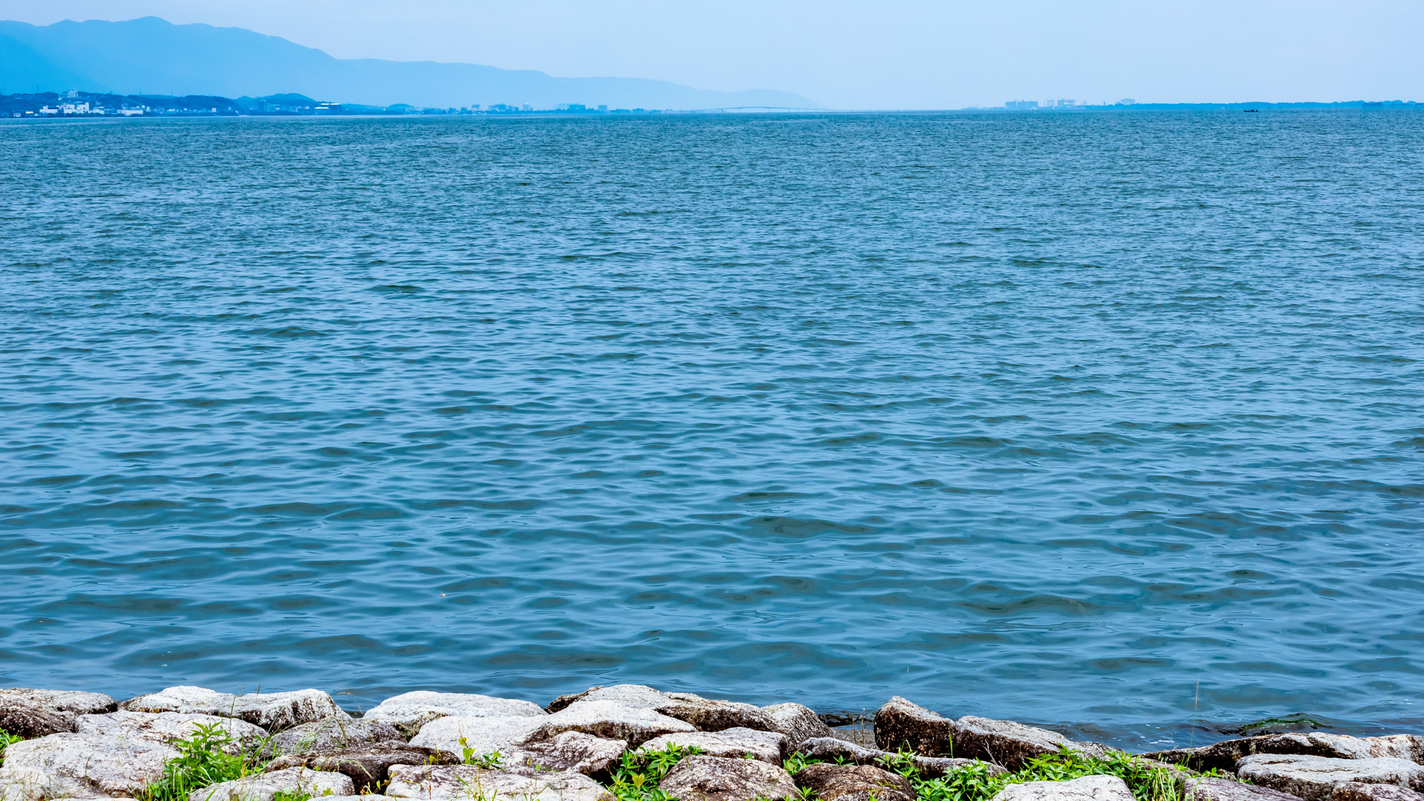 ホテルの目の前には雄大な琵琶湖が広がります。湖畔ならではの非日常を感じられる立地です。