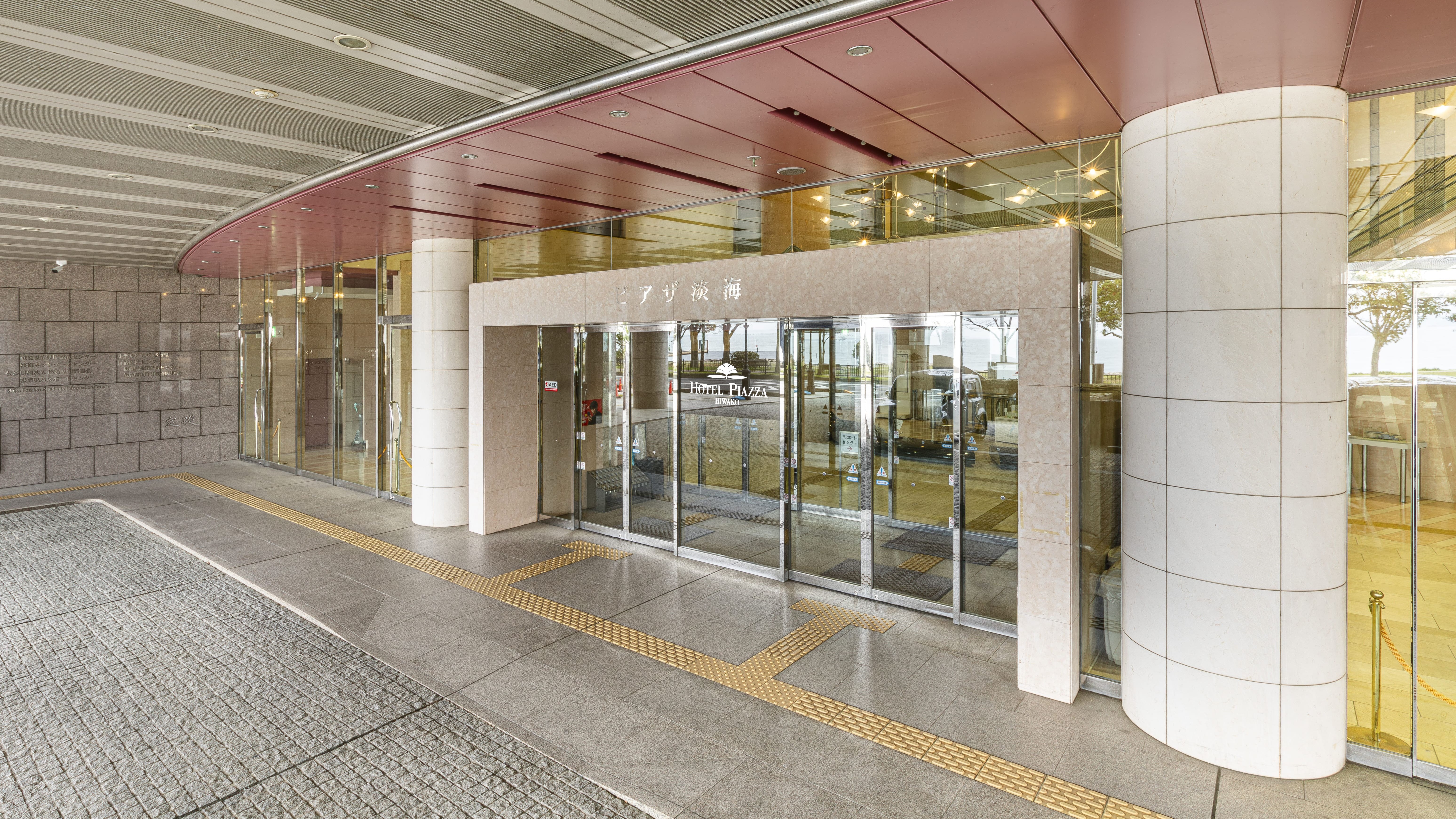 【エントランス】JR・膳所駅へは徒歩圏内。電車に乗れば、京都市内中心部へは短時間で到着。