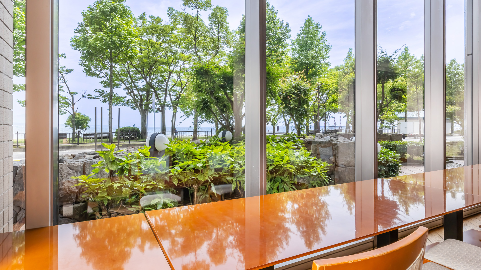 レストランのカウンター席からは、緑豊かな湖岸と琵琶湖の景色を一望。