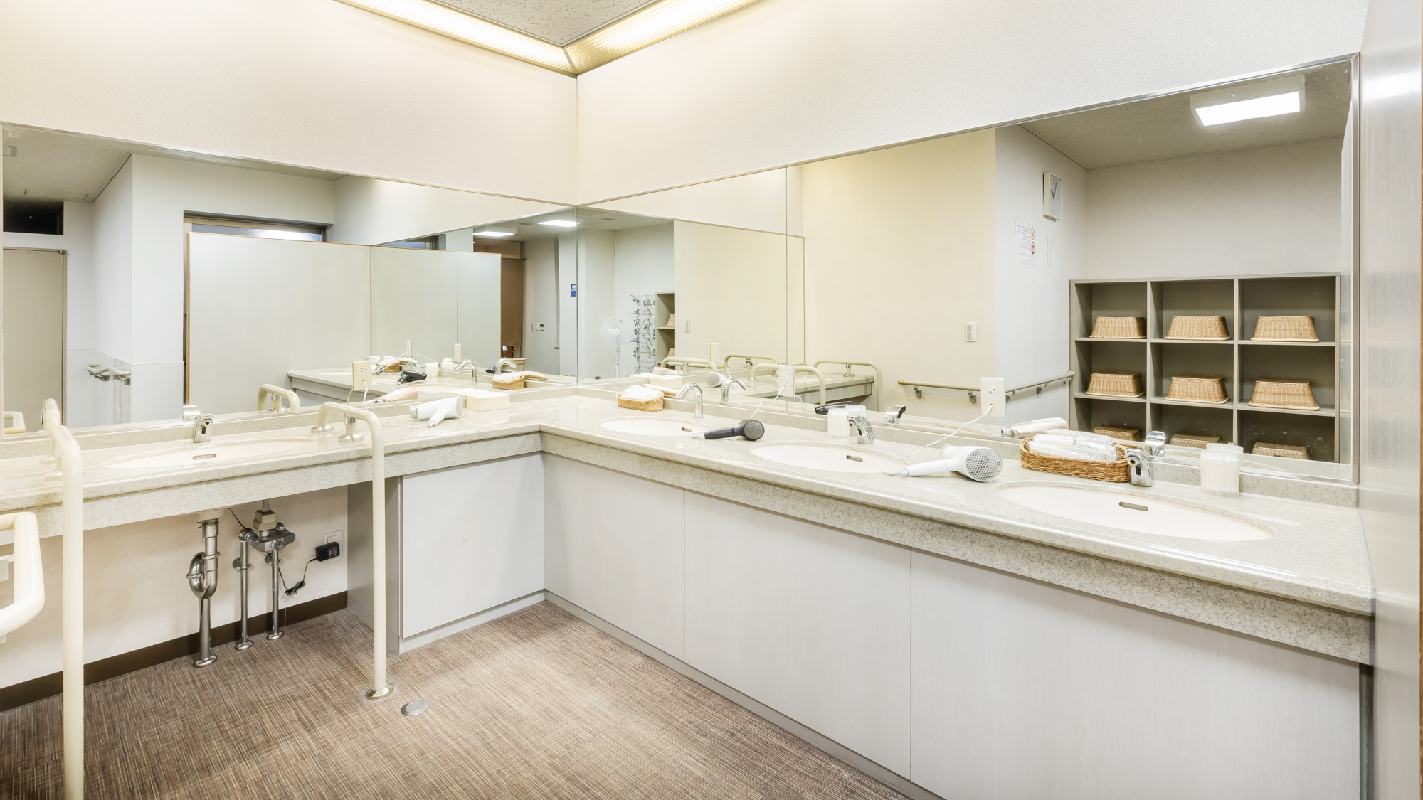 展望浴場の脱衣場は明るく清潔感があり、広々としたカウンターで快適にご利用いただけます。