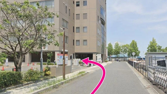 【駐車場】お車の出し入れは自由。長時間の駐車も可能です。