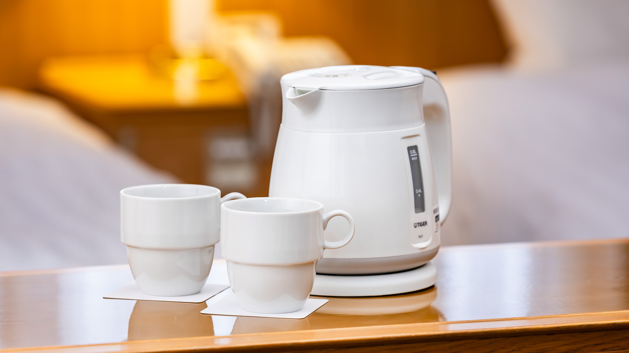 客室には電気ケトルとカップをご用意。お部屋でのくつろぎ時間をどうぞ。