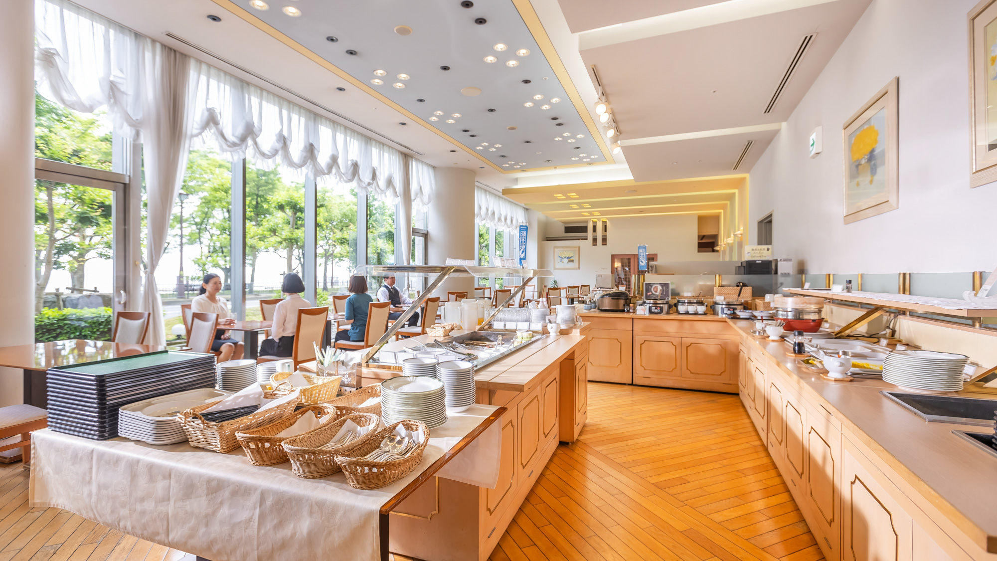 大きな窓から光が差し込む開放的なレストランで楽しむ朝食ブッフェ。