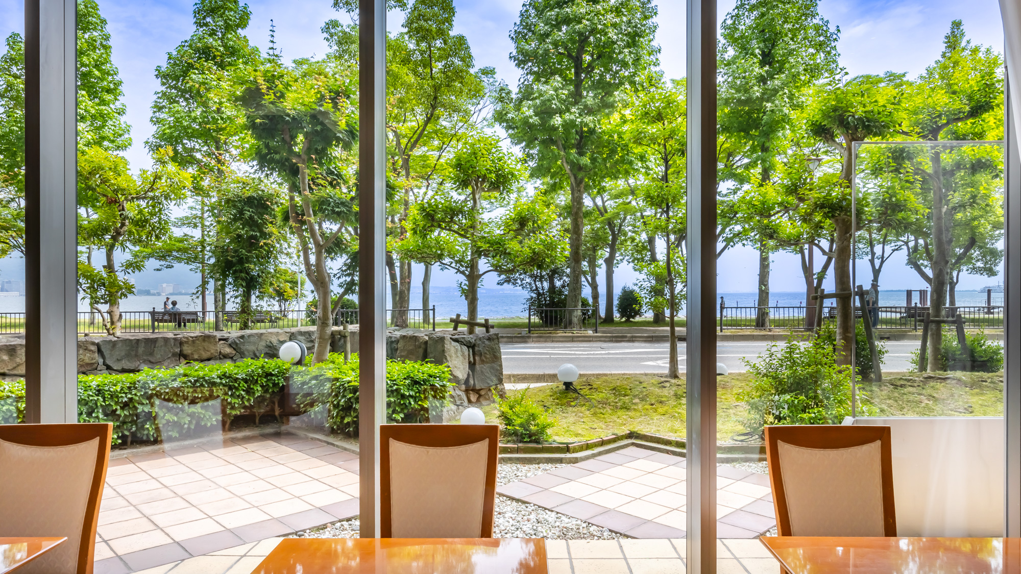 レストランの窓辺からは木々の緑と琵琶湖の景色が広がります。