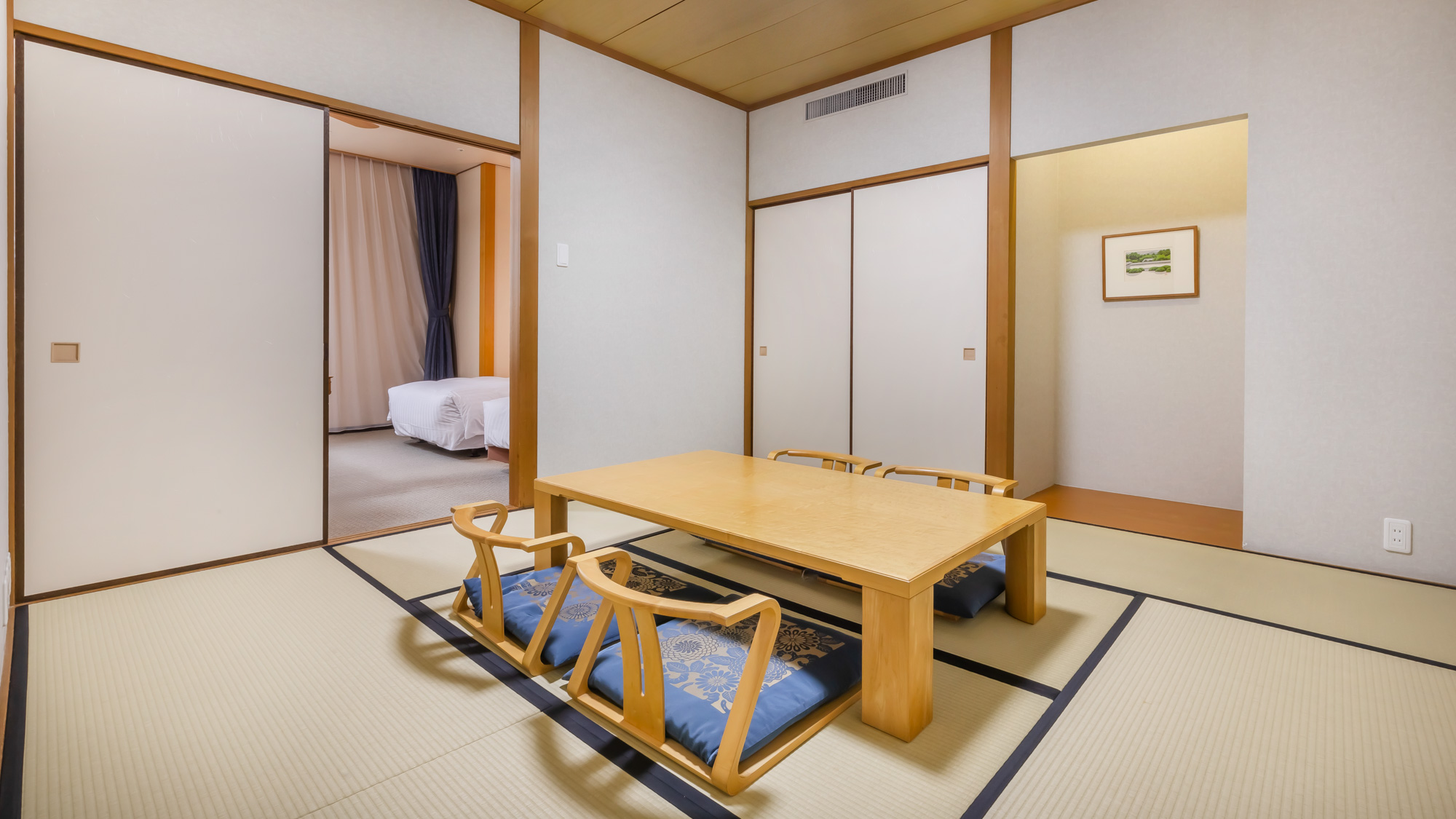 畳の間でくつろげる和洋室タイプ。奥のベッドルームで快適な睡眠を。