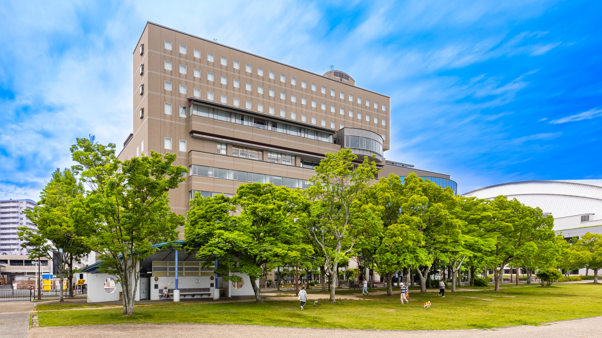 緑あふれる湖岸に建つホテルピアザびわ湖。びわ湖のほとりに佇む立地です。