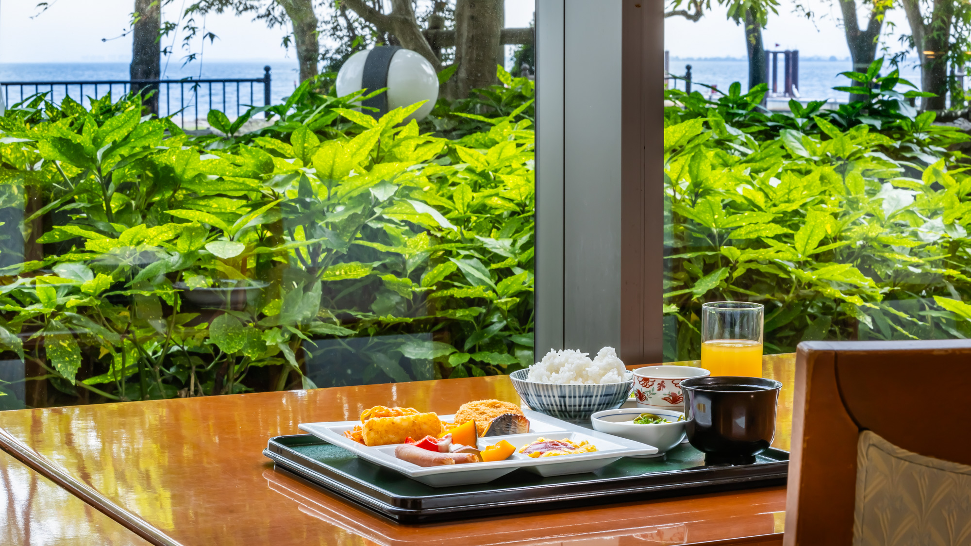 自然に包まれた心地よい空間で、爽やかな一日の始まりを迎えられます。