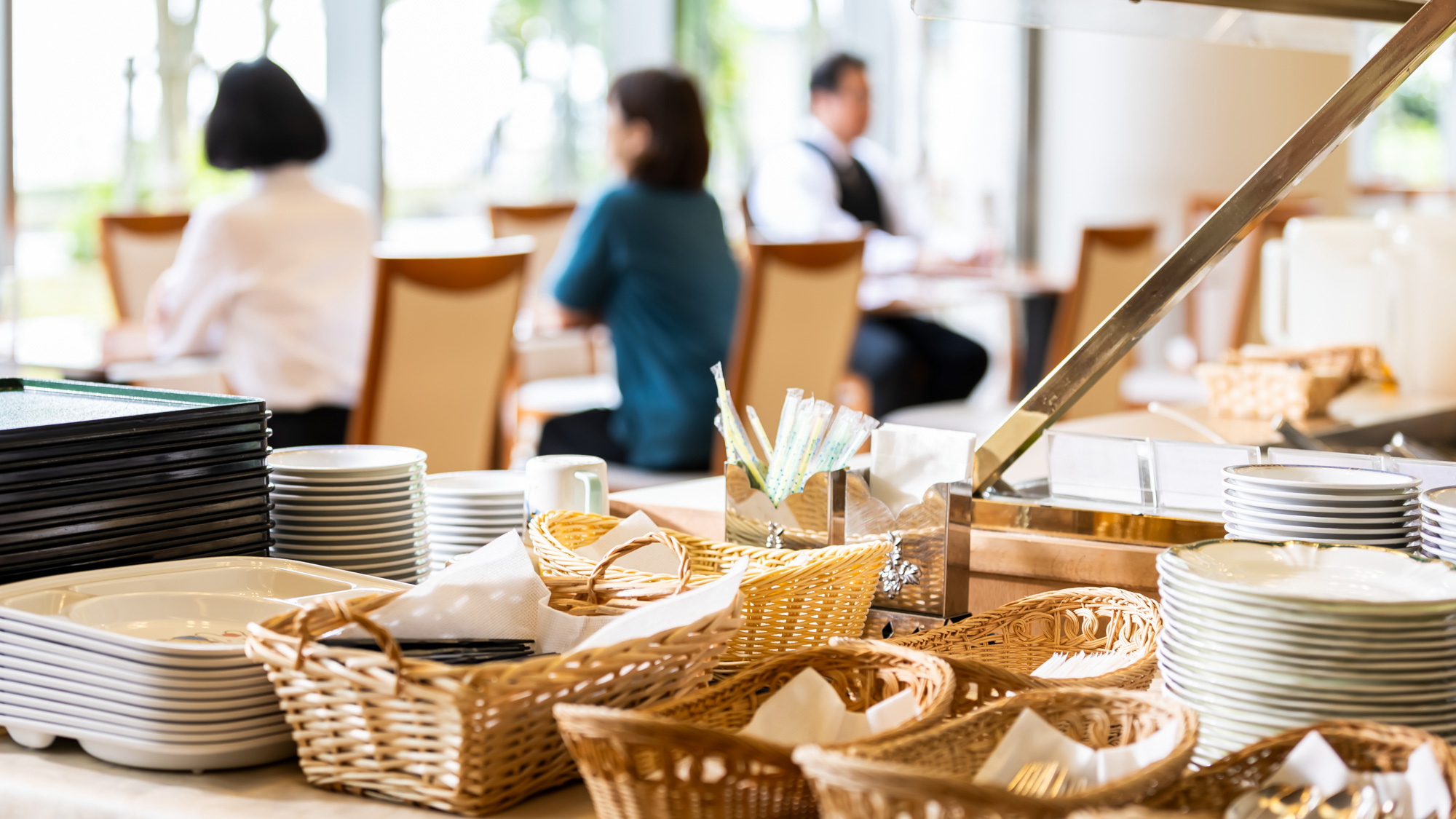 朝食会場は湖畔の光が差し込む明るい雰囲気。思い思いの朝食をゆったりと楽しめます。