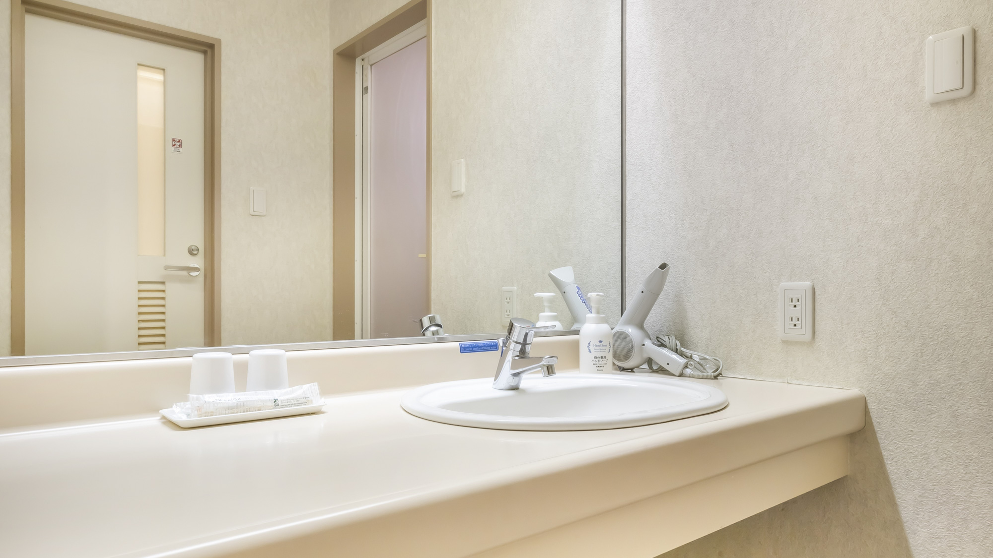 明るく清潔感のある洗面スペース。広めのカウンターで身支度もゆったりと（和室ハリウッドツイン）