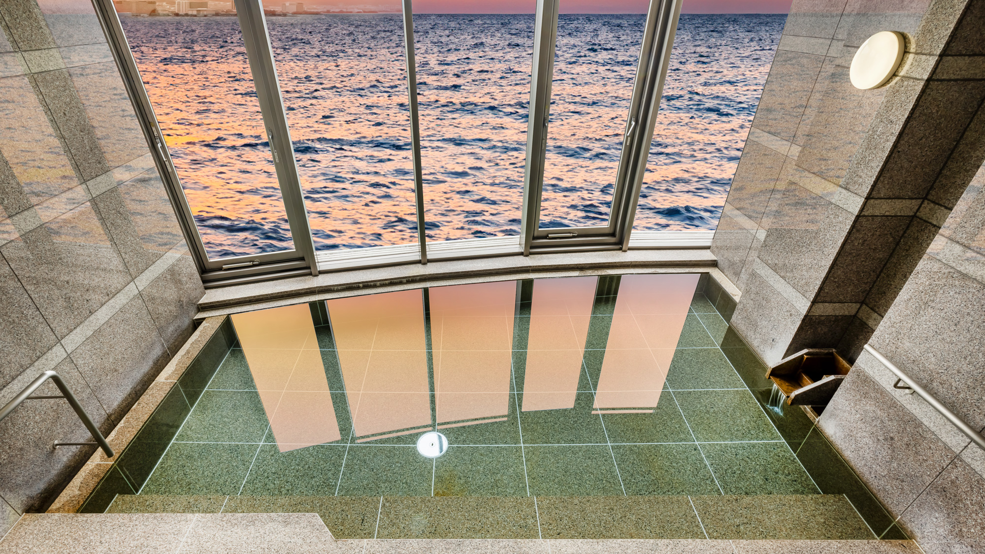 窓一面に広がる琵琶湖を眺めながら入れる展望風呂。夕暮れ時には湖面がオレンジ色に染まるかも。
