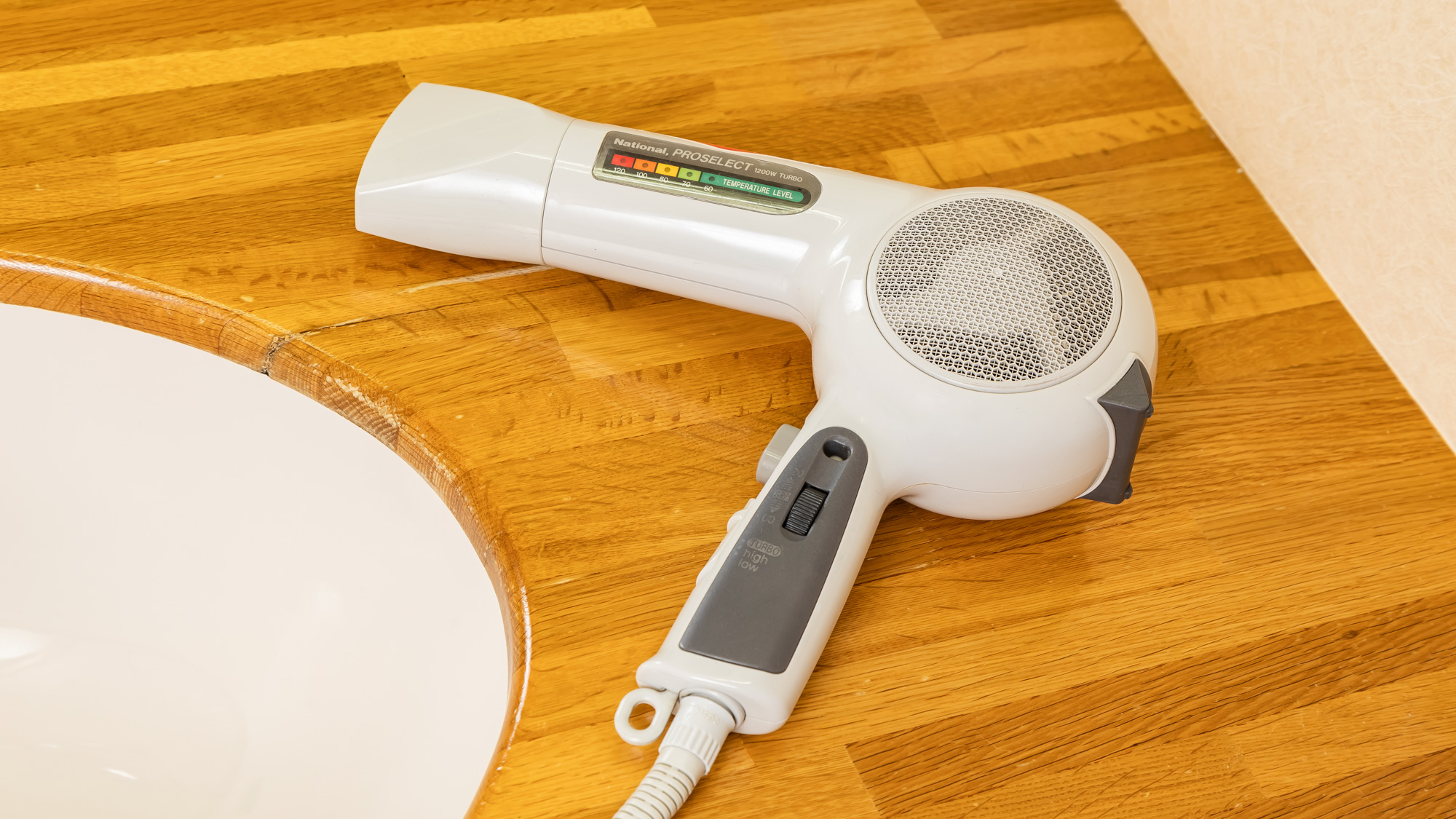 客室にはドライヤーを備え付け。旅先でも安心して身支度を整えられます。