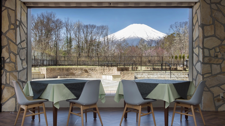 レストラン『Raisin D’or』　晴天時には富士山の眺望をお食事とともにお楽しみいただけます。
