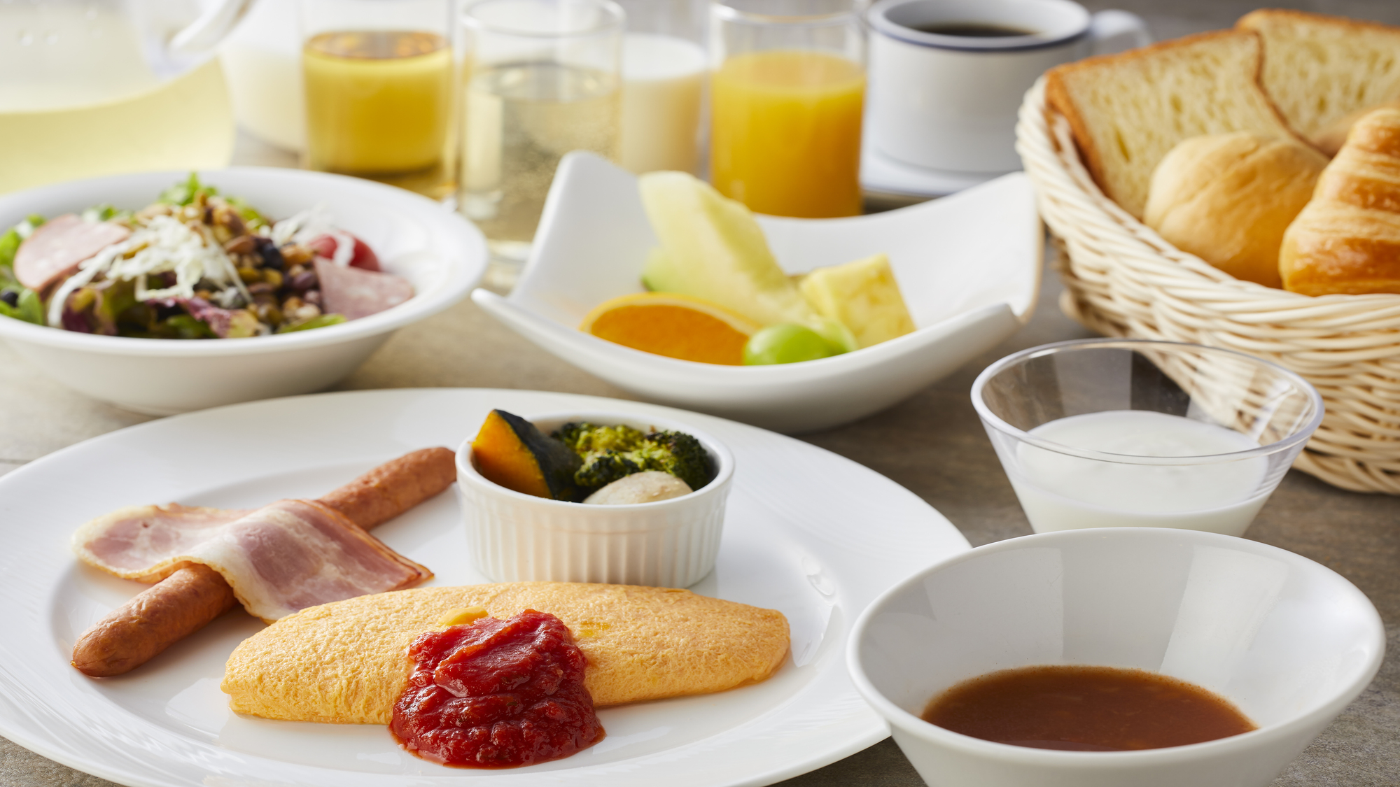 【朝食】ふわとろオムレツや新鮮野菜が自慢の朝食をご用意いたします。