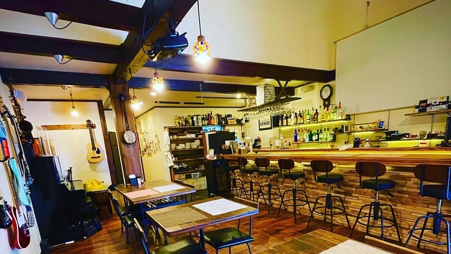 *【cafe&bar 奏】築100年の古民家をリノベーション！室内は明るい雰囲気です♪